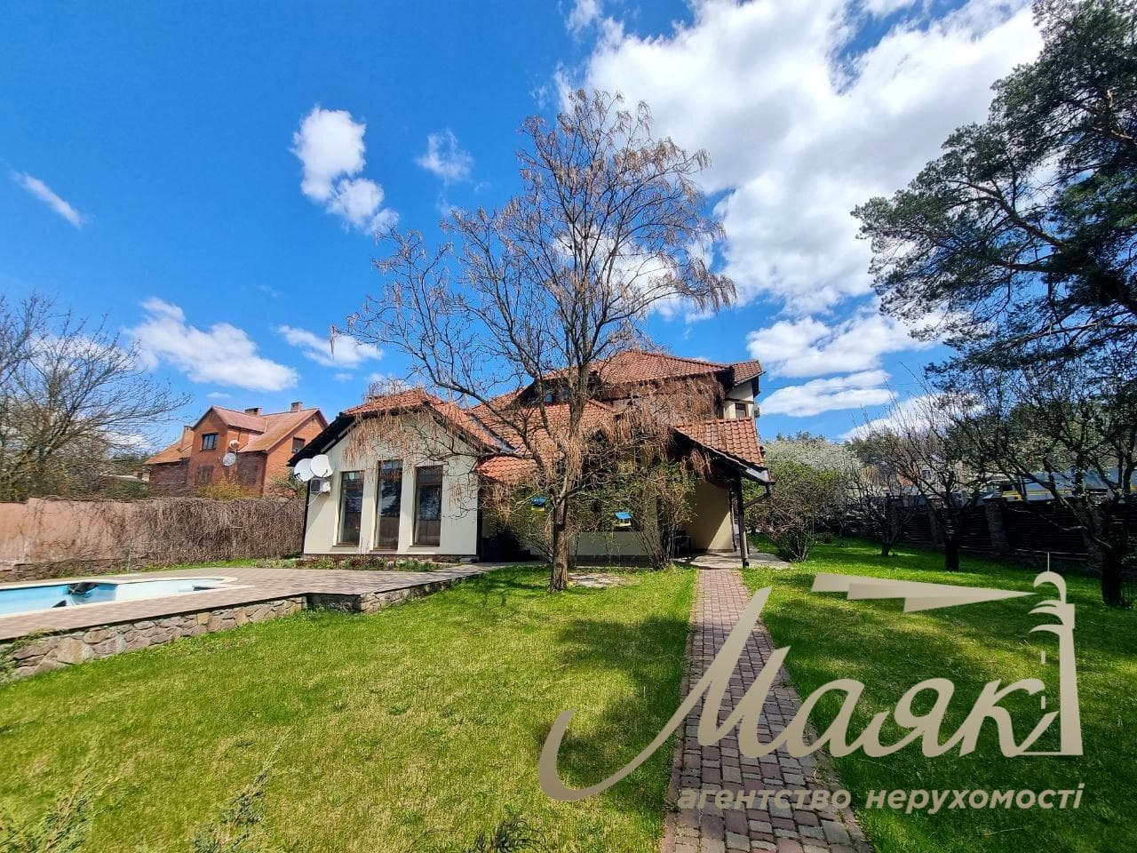 Оренда преміальної садиби площею 350 м² з басейном у оточенні лісу | Ходосівка – Кременіще