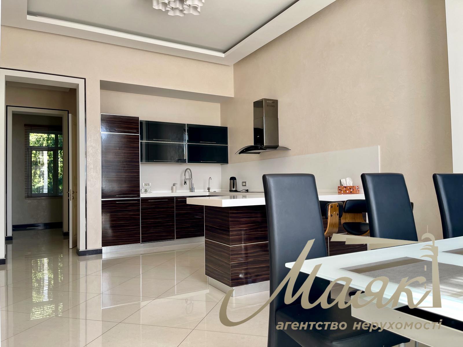 Оренда двоповерхового будинку 435 м² у с. Лісники, КМ "Зелений Гай".