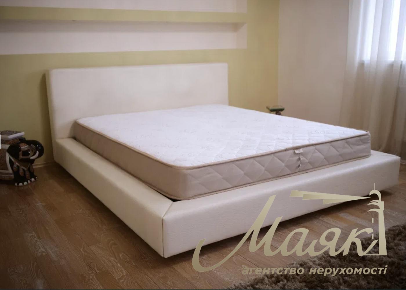 Продаж 2-х поверхового будинку 250 м², Хотів