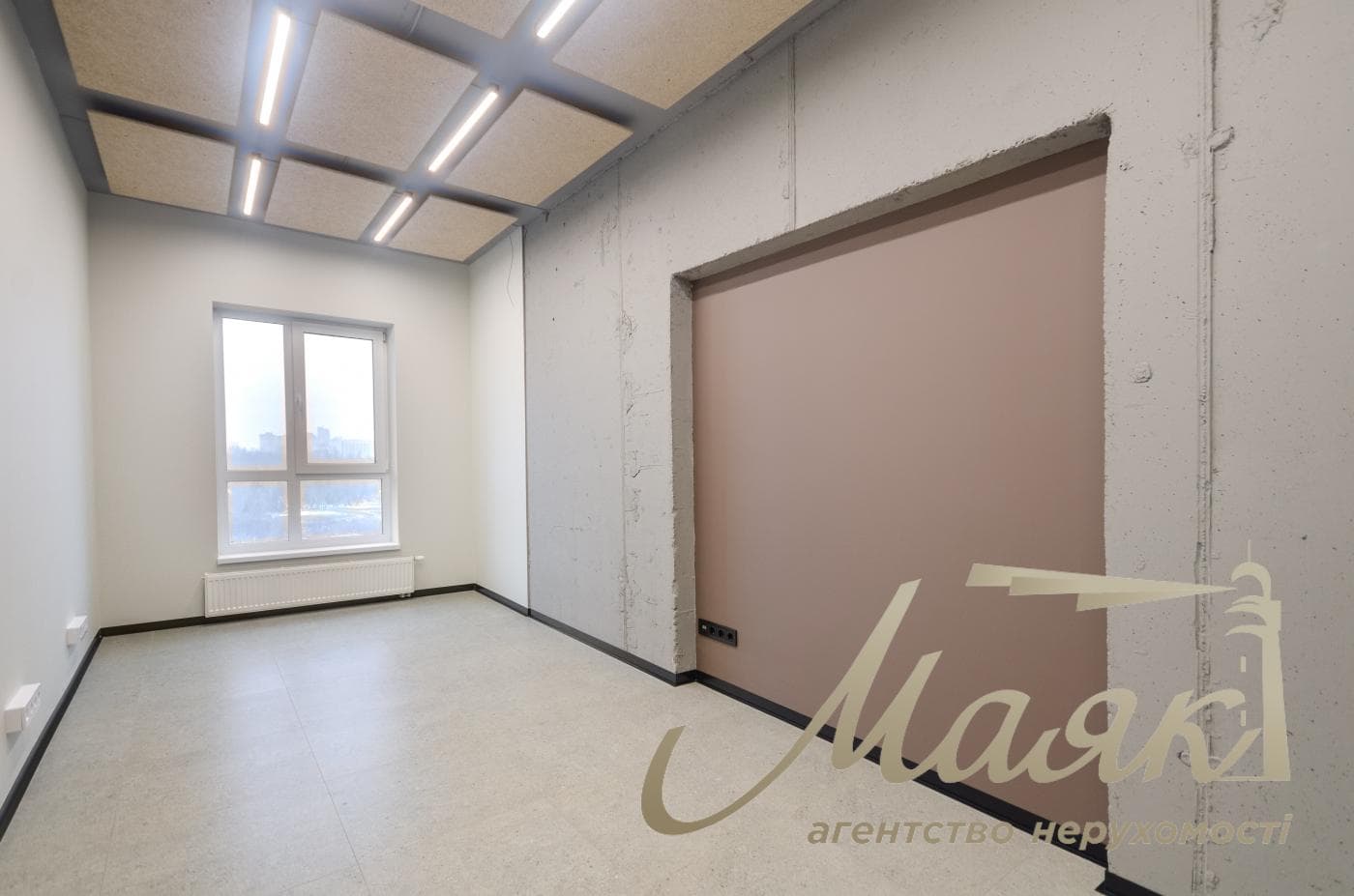 Office for rent 172m2 in Vladimirsky Residential Complex at 109 Antonovicha Street.