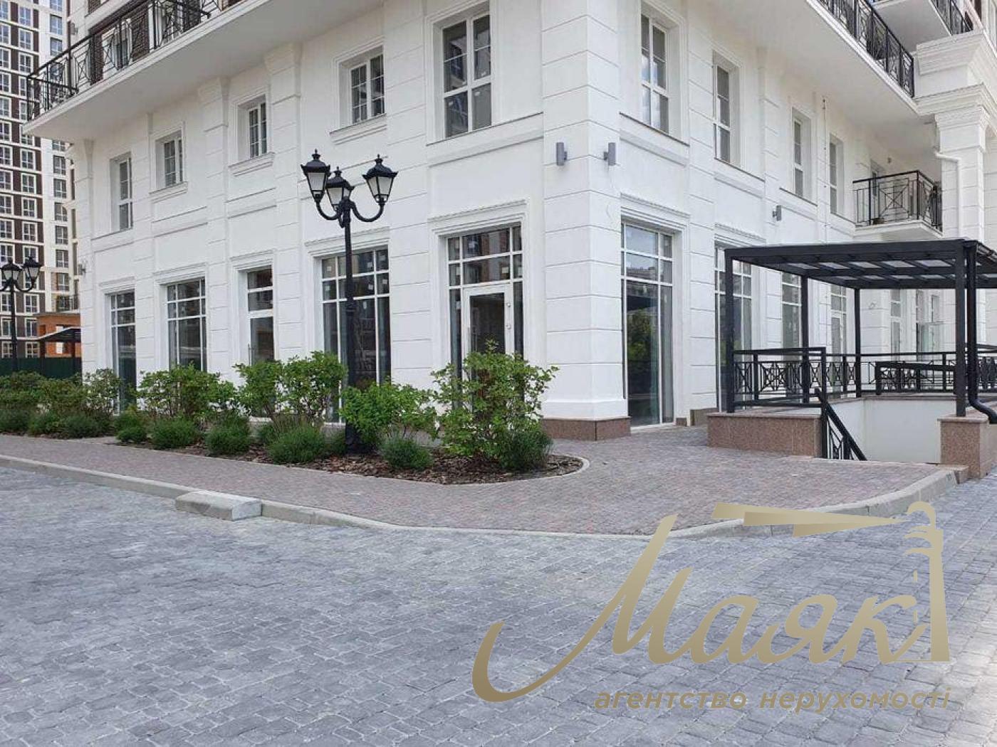 Sale of commercial facade premises (164m2) in the New England residential complex