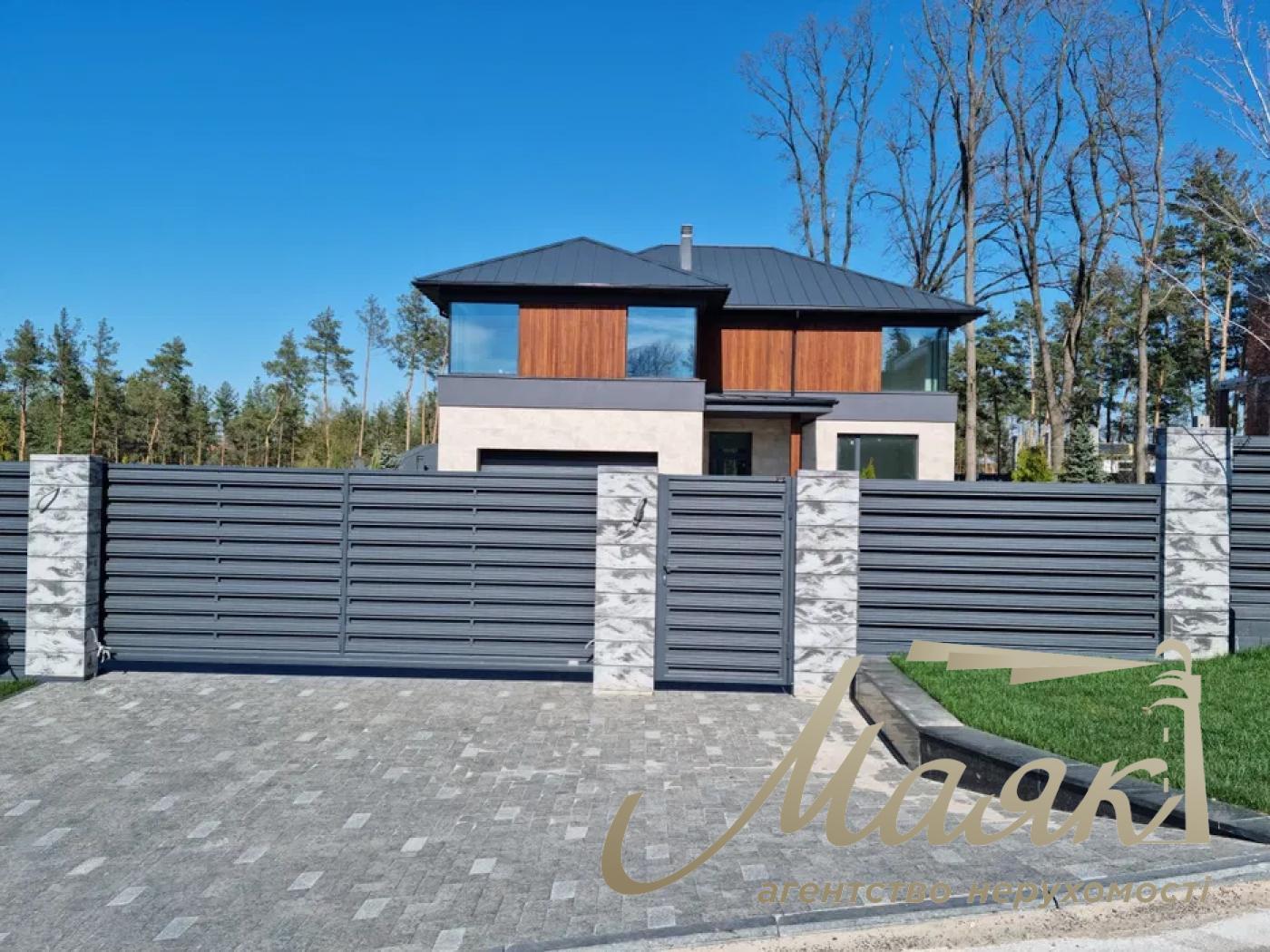 We offer for sale a modern and well-built house in the village. Khodosovka, just 10 minutes drive from Kiev