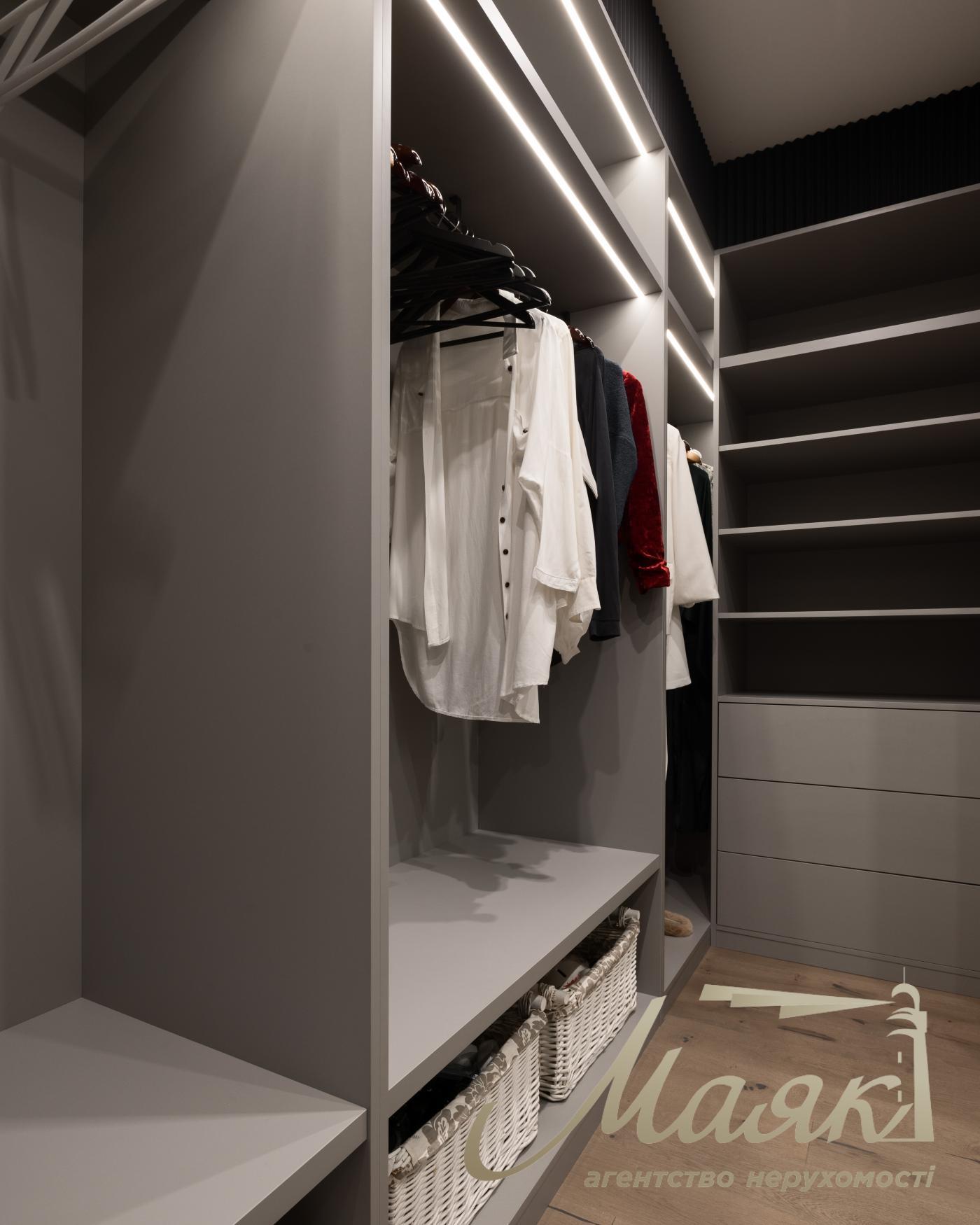 Sale of 2-storey townhouse 296m2, (3.5 hundredths) Kozin