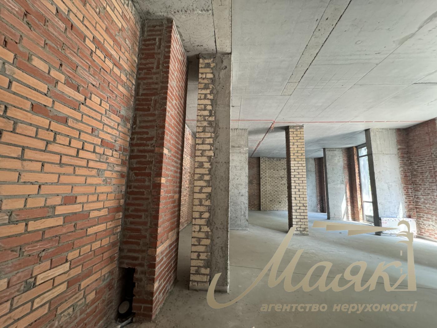 Rent of façade premises of 308 m² in the residential complex "Suchasny Kvartal", Otradny, Solomyansky district.