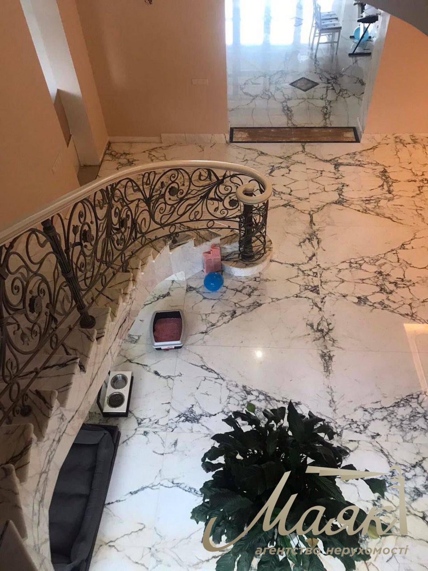 Продаж будинку 1122м2 Козин