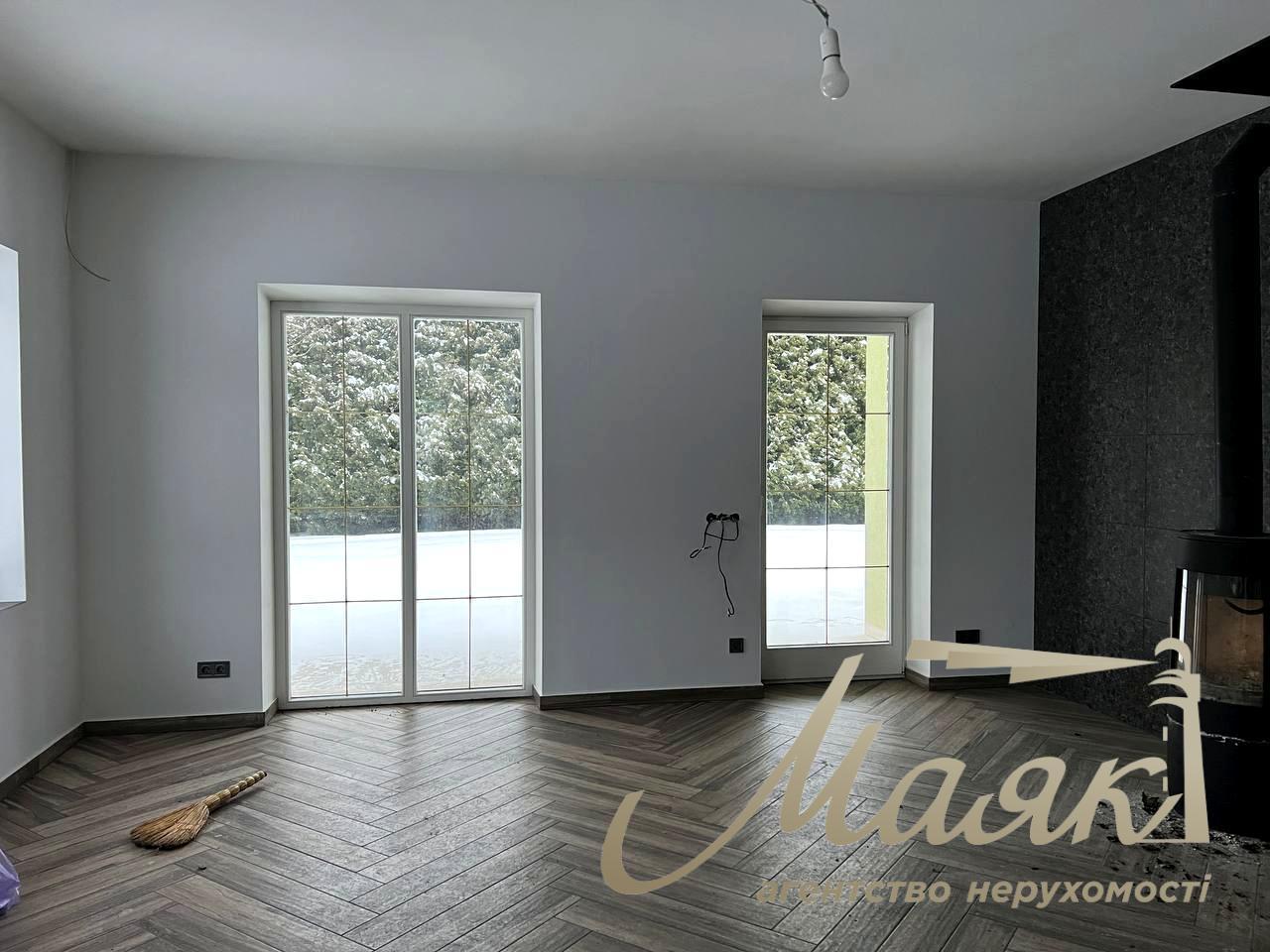 For sale house 303 m² in the center of the village Romankova, 12 sotok, with repair, Obukhiv direction, Kiev region.