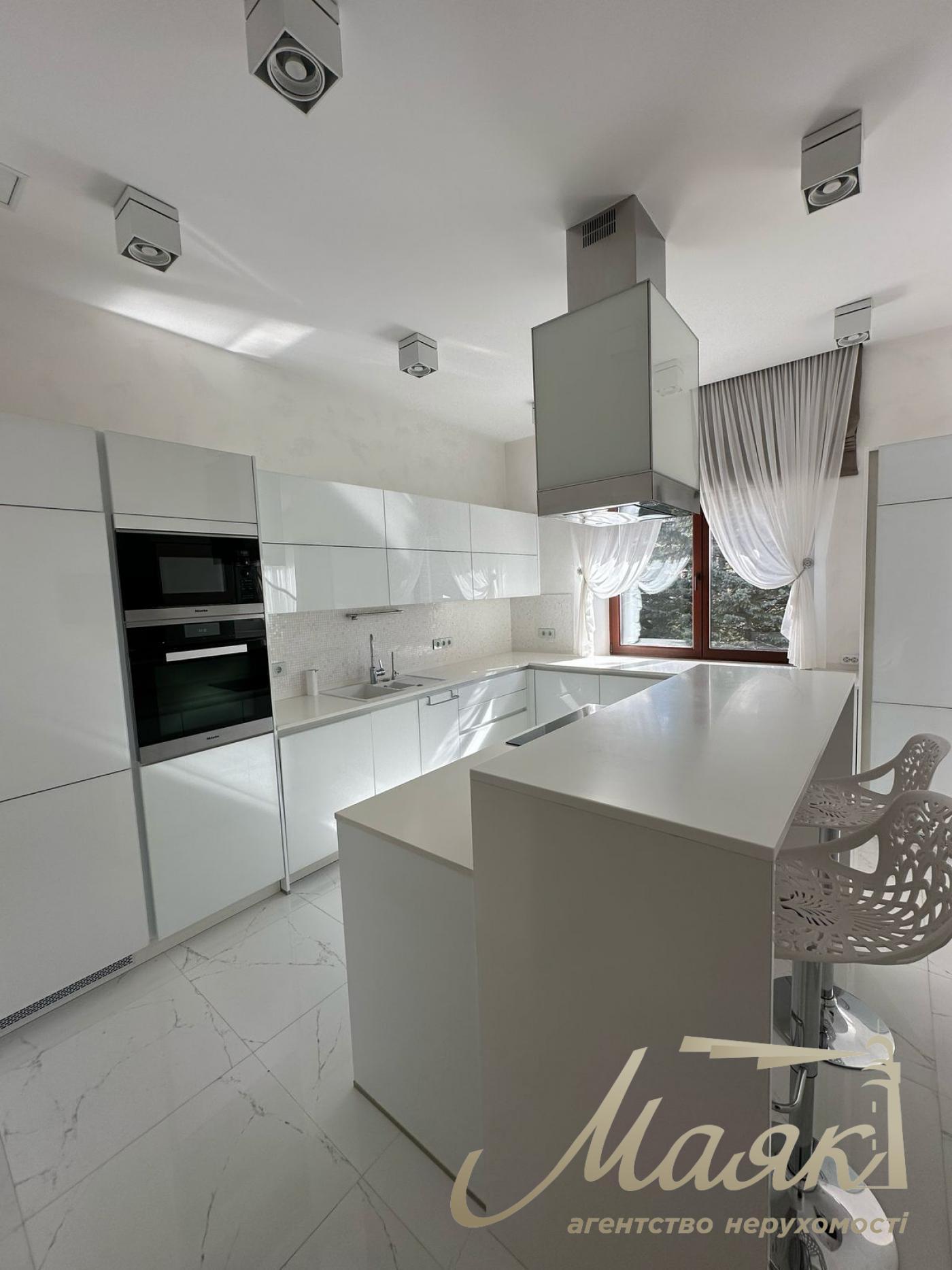 Пропонується до продажу будинок у лісовій зоні в селі Гореничі - в екологічно чистому місці серед сосен, поруч з озерами.