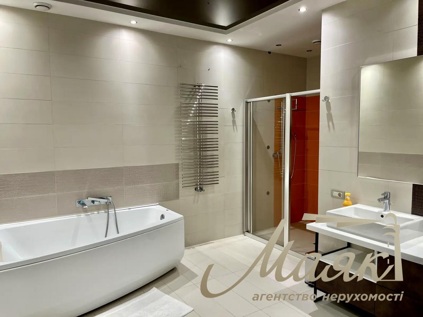 Оренда двоповерхового будинку 435 м² у с. Лісники, КМ "Зелений Гай".