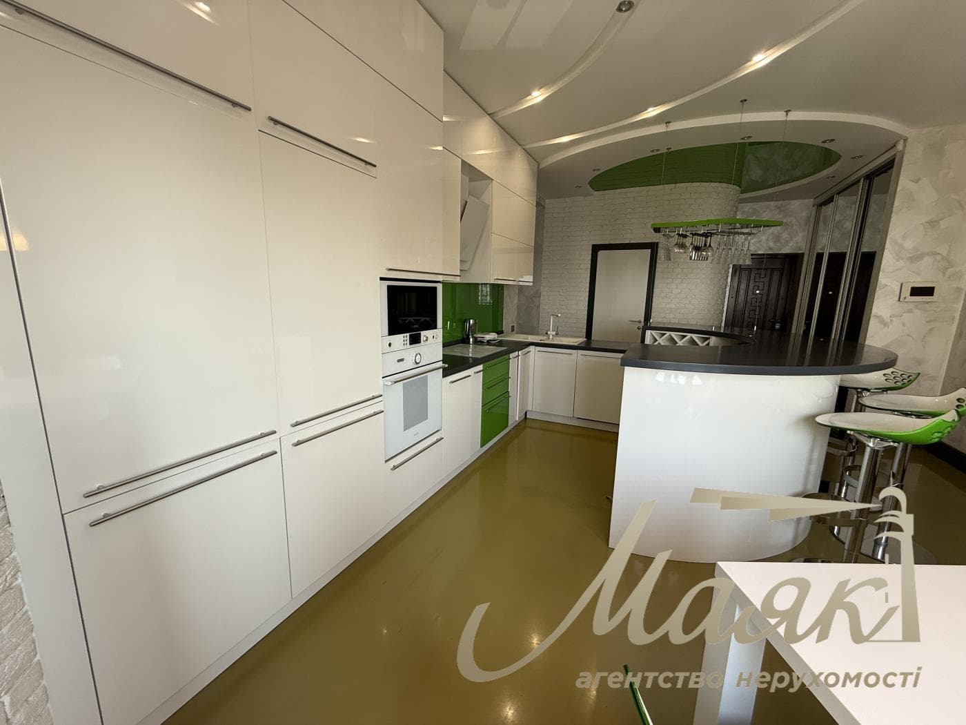 Оренда триповерхової квартири площею 190 м² + тераса на Оболонській набережній.