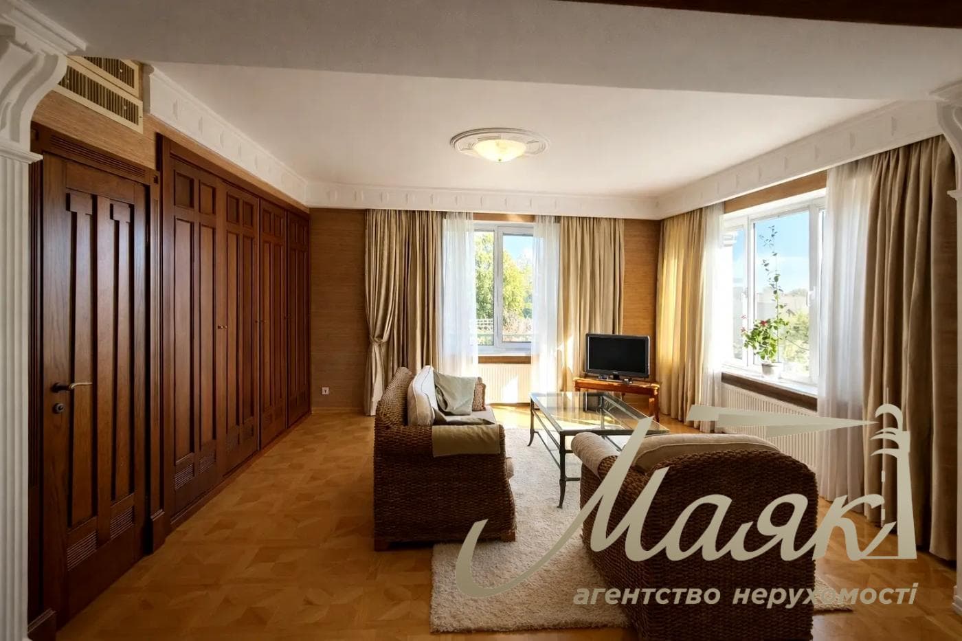 Selling a house on the Dnieper 700m2 in s.Kozin, Dam 2 km with a swimming pool in Kozin/Koncha Zaspa, Obukhiv direction, Kyiv region 45 hectares of land.