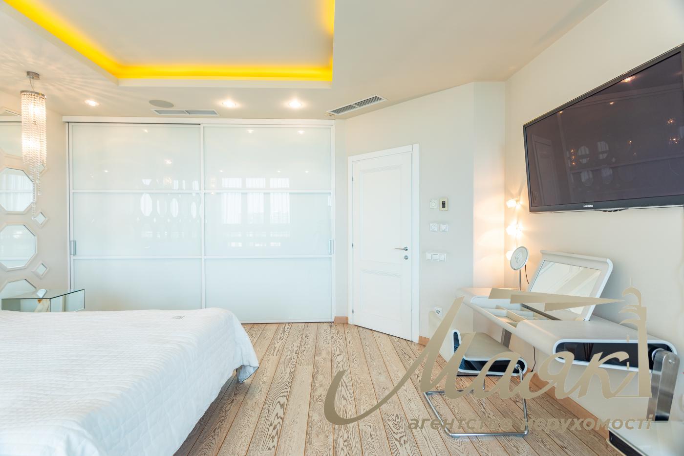 Rent 180m2 view apartment in LCD Novopecherskie Lipki, Andriy Verkhoglyada/Dragomirov Street 5, Pechersk, Kyiv