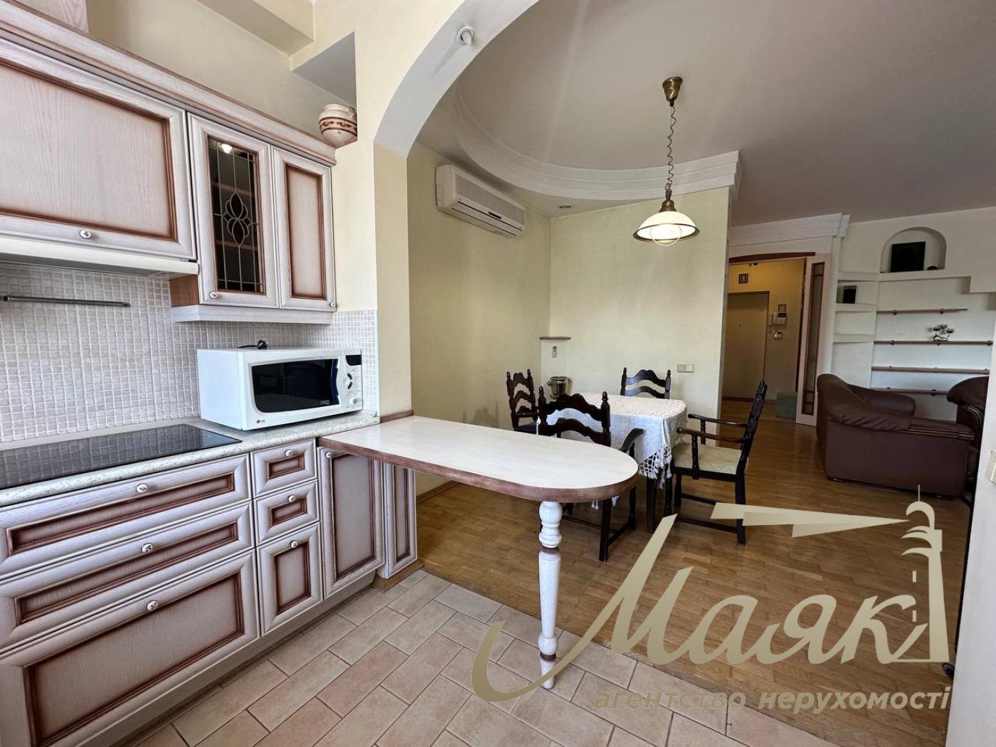 Оренда дворівневої квартири по вул.Верхогляда/Драгомирова 4, Печерський район.