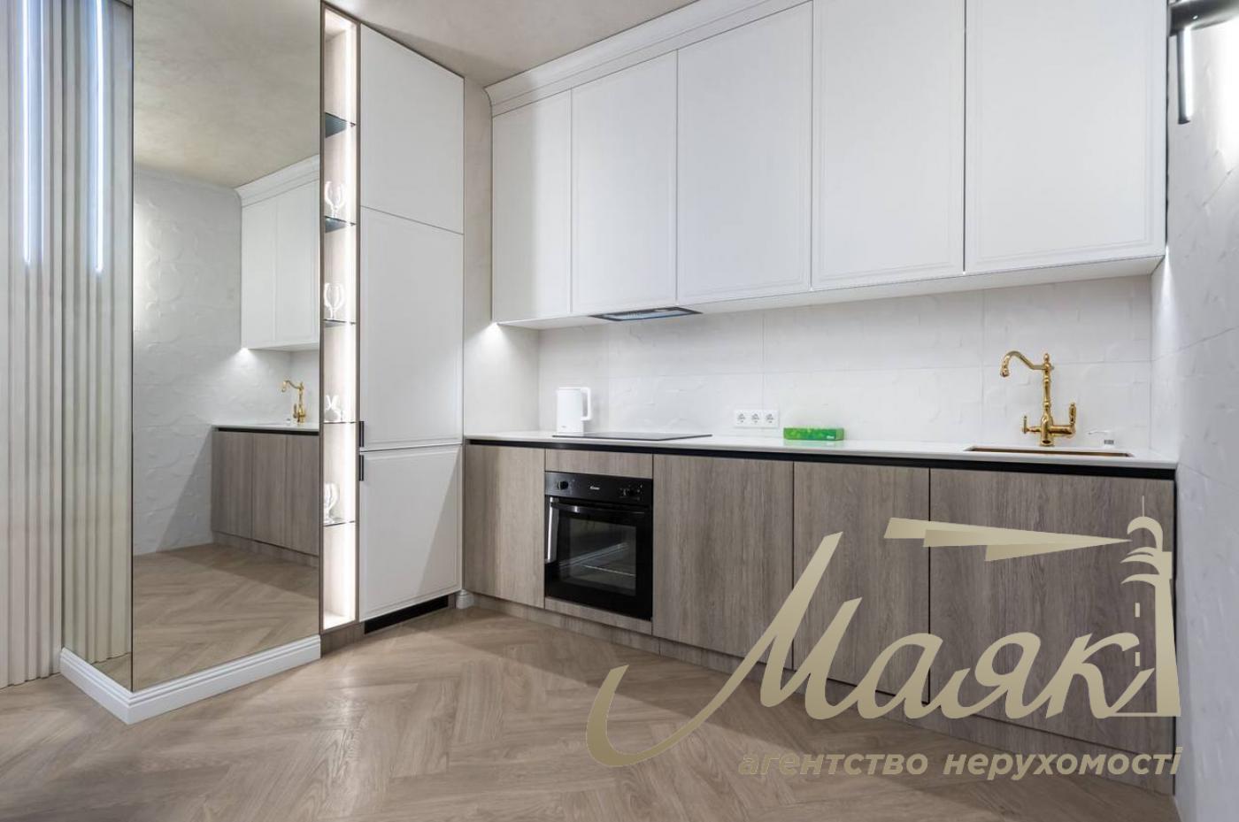 Rent a 4-room apartment on Khreshchatyk