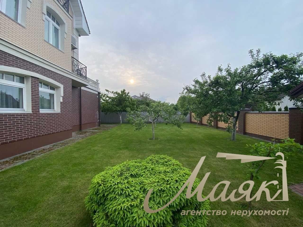 Продаж ексклюзивного триповерхового будинку площею 288 м² у житловому комплексі «Козя Спіна», Нові Петрівці, поруч із Межигір’ям, Вишгород