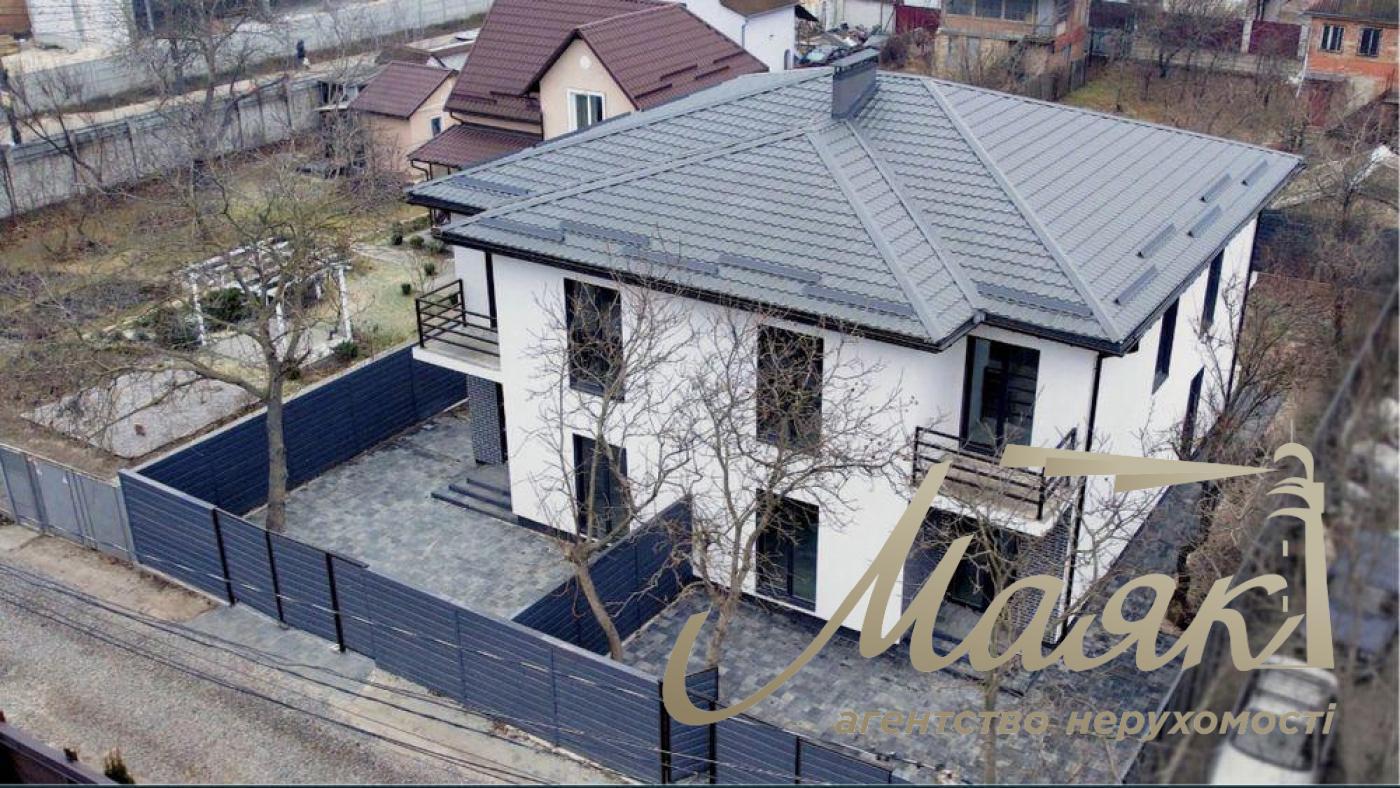 Продаж 2-х поверхового будинку 160 кв.м. Дарницький район. Біля метро і річки.