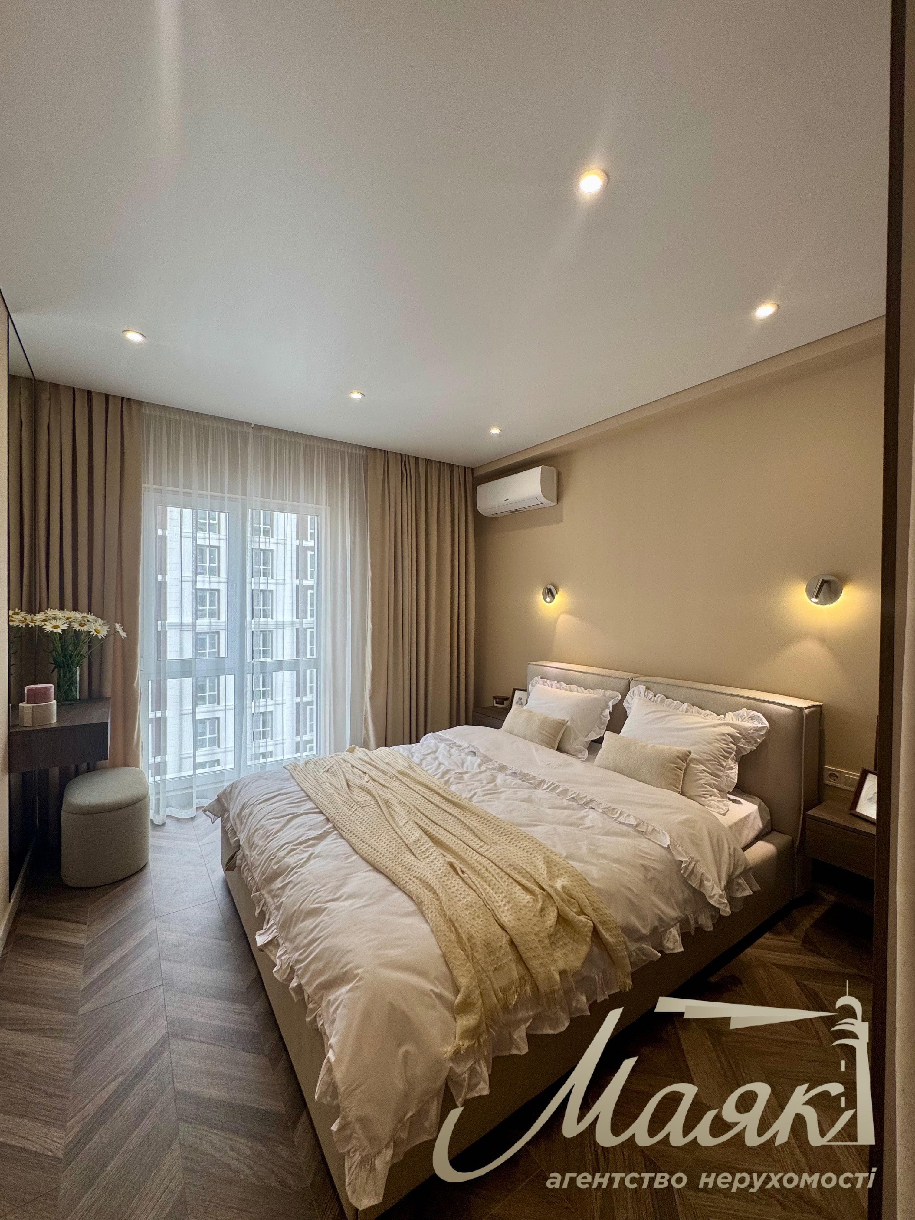 Modern 3-room apartment with designer renovations for sale in the “New England” residential complex, Holosiivskyi District