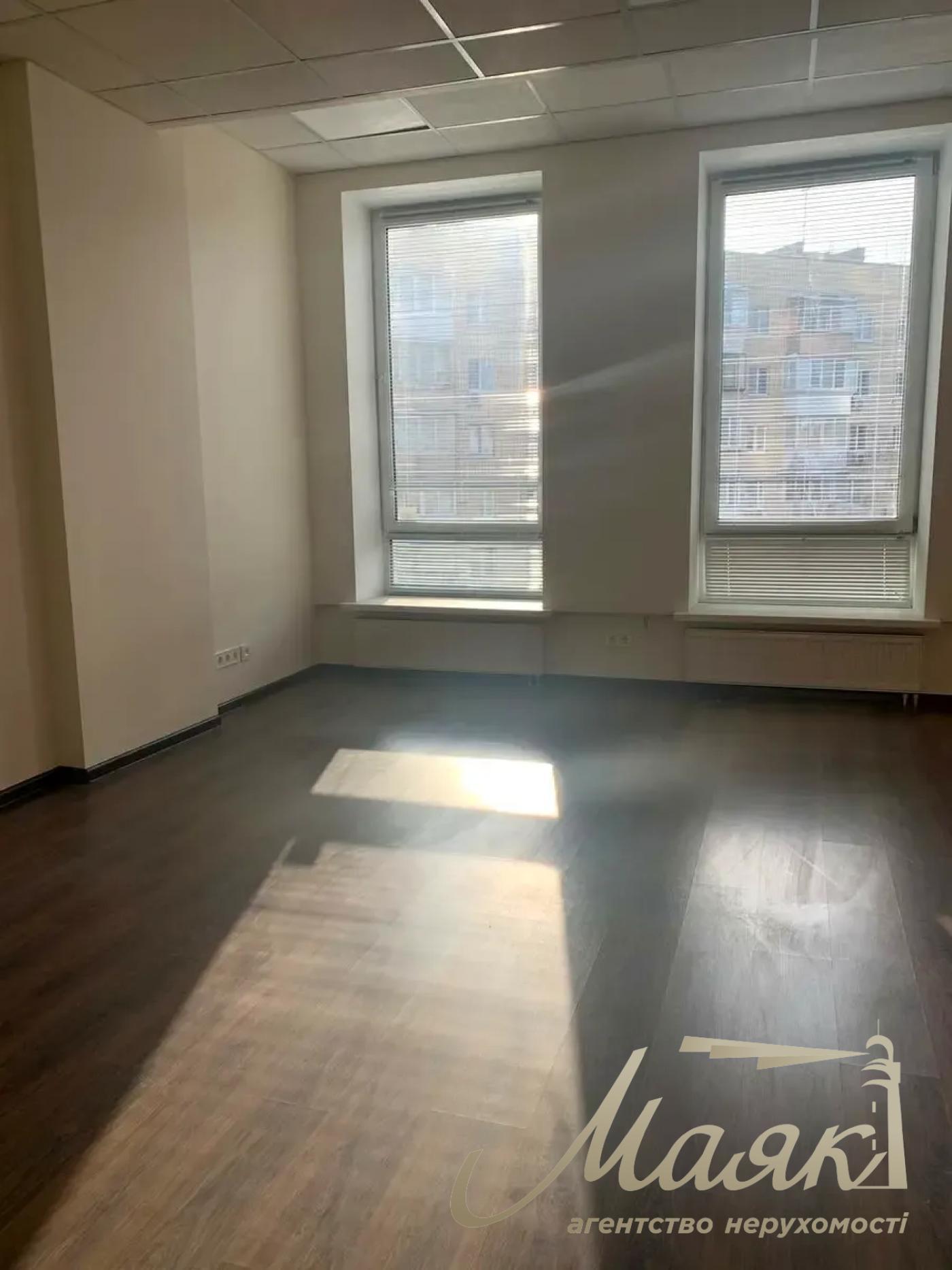 Rent office 187 m² in the center of Kiev, Secheviye Streltsov str. 50