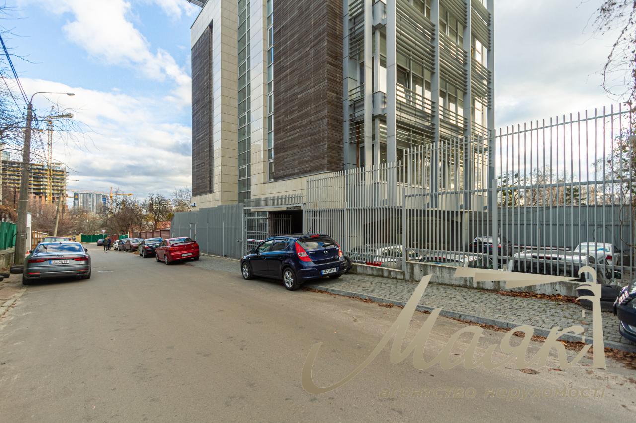 Sale of office building in a picturesque area! Verkhnegorskaya street. Center. Kyiv
