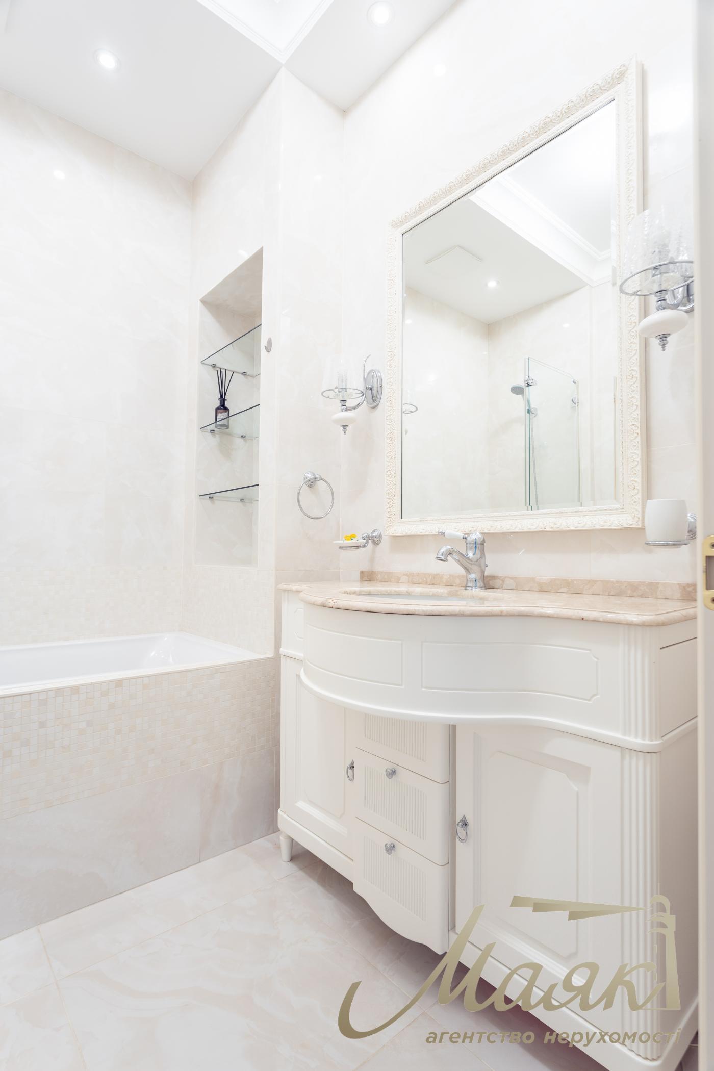 Sale 4k apartment with parking place in LCD Zverinetskyi, Pechersk, Kiev