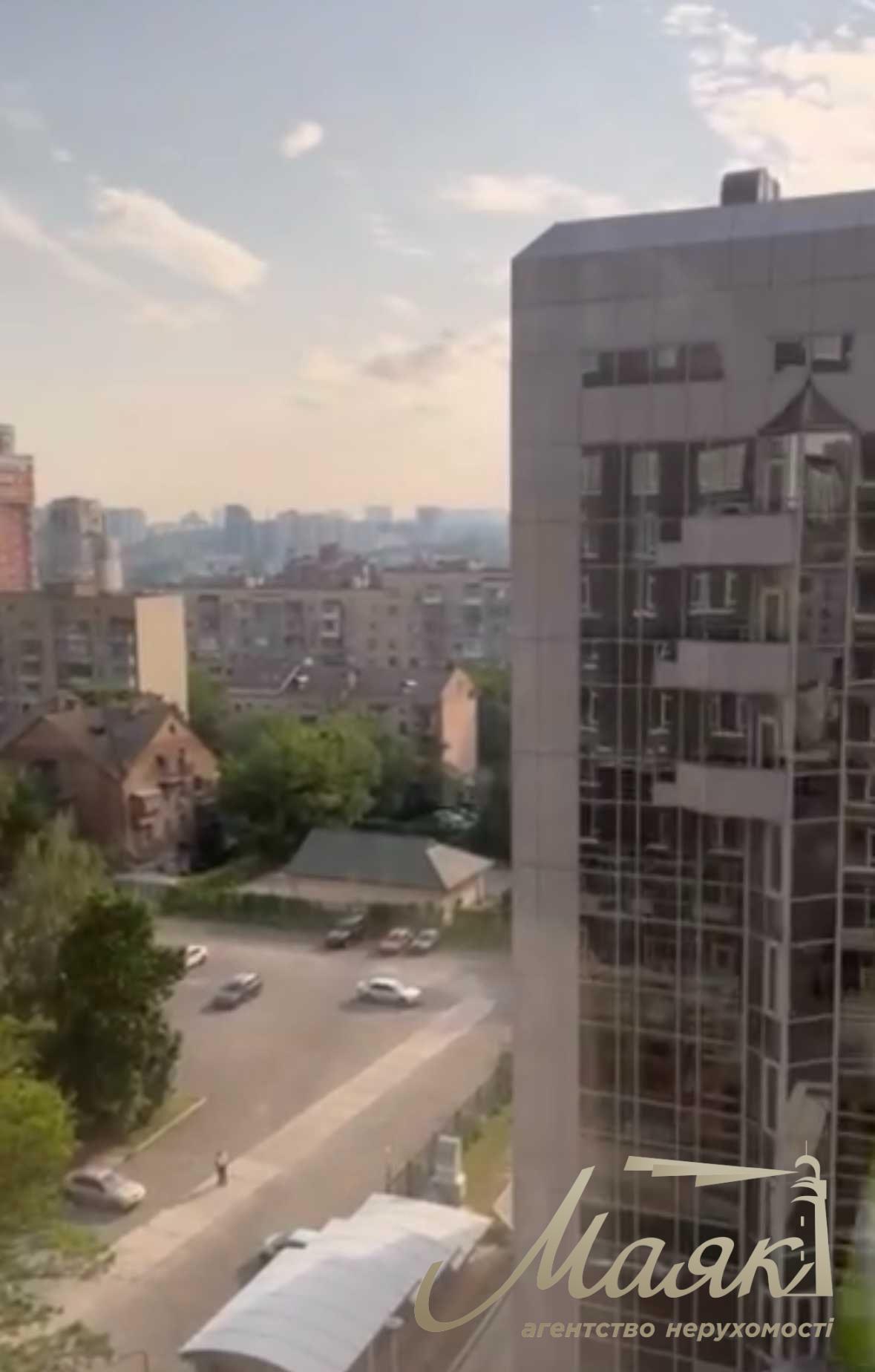 Продажа квартиры 100 кв.м. без ремонта в ЖК Тriiinity