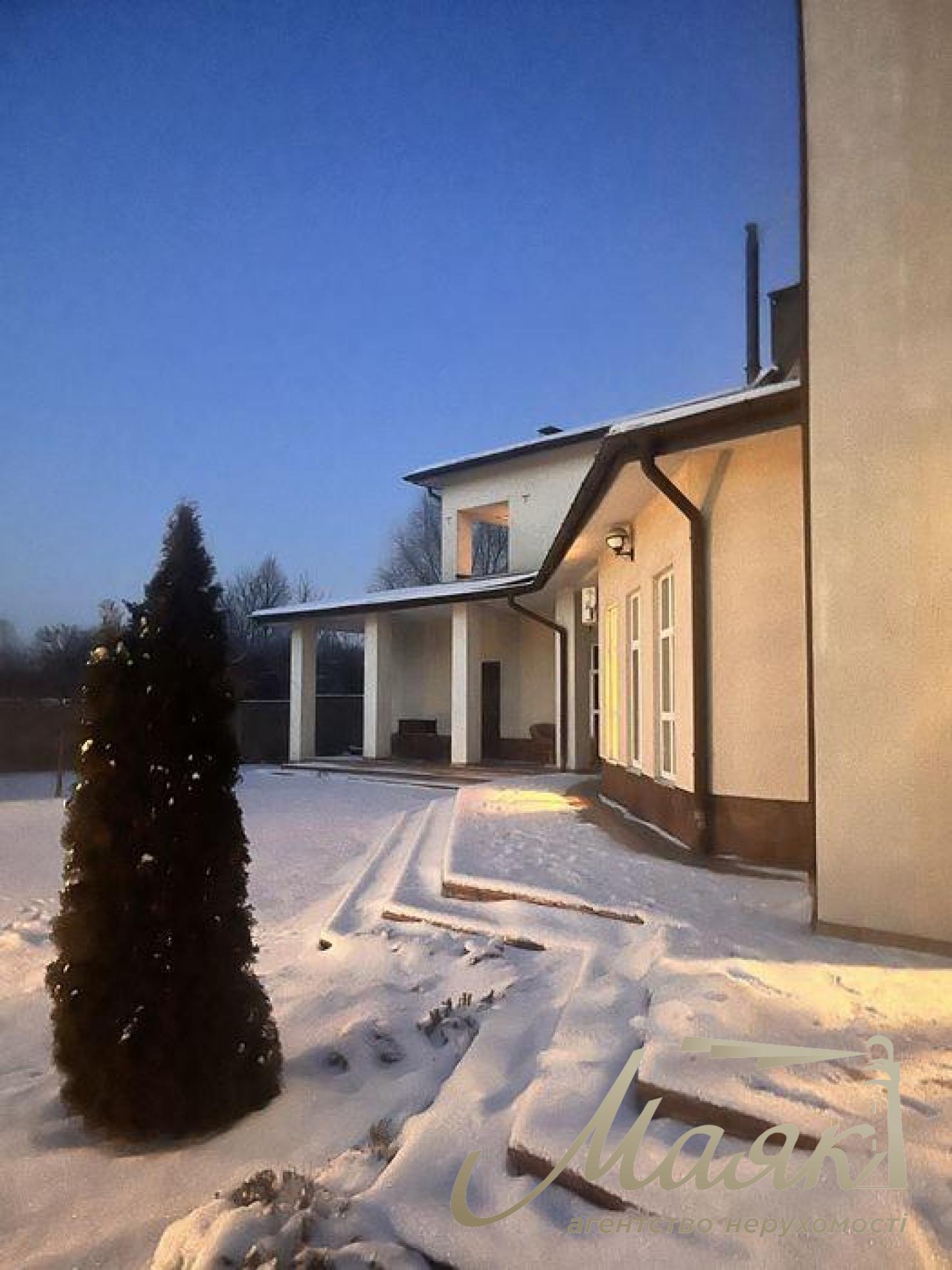 Продажа просторного дома 330м2 с бассейном, 12 соток, рядом озеро и лес в с. Романков.