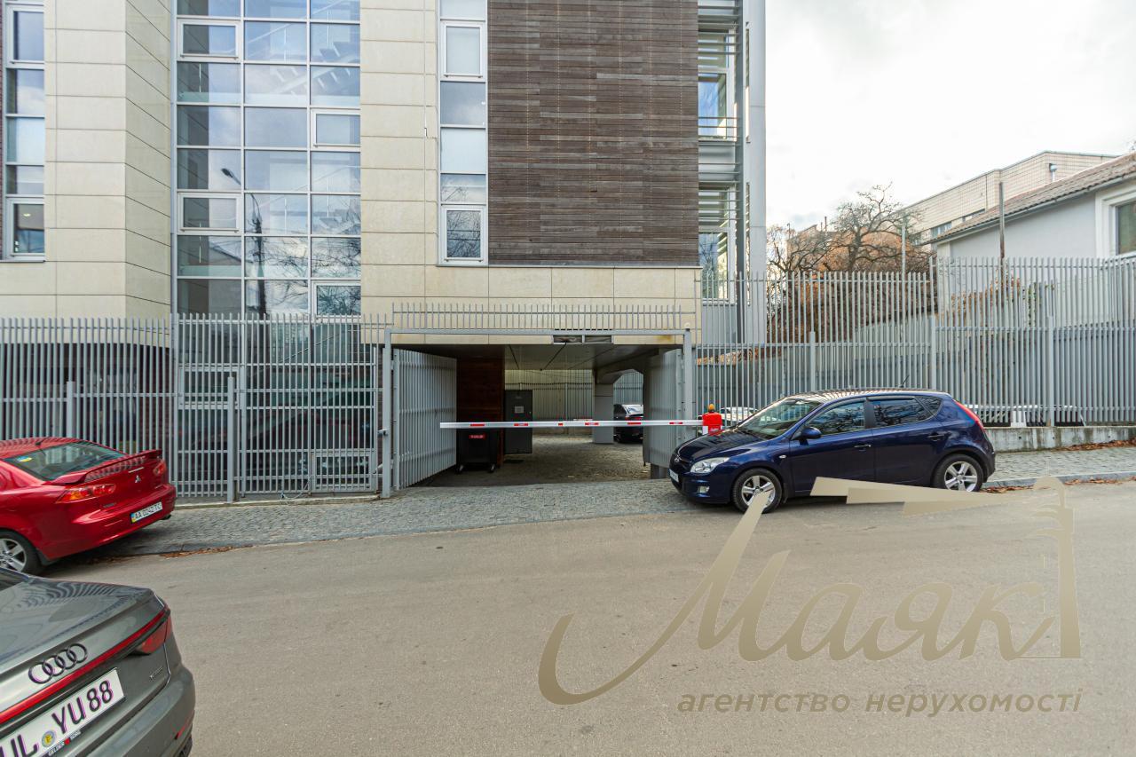 Sale of office building in a picturesque area! Verkhnegorskaya street. Center. Kyiv