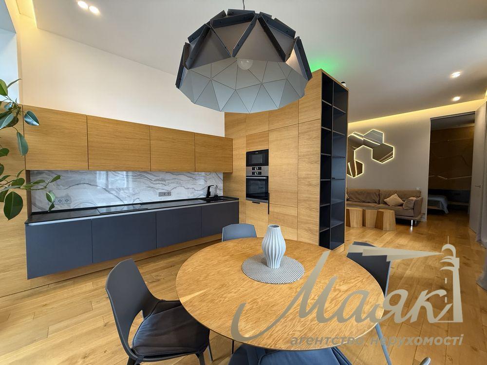 For sale premium apartment 75m2 in the very center of Kiev - Lutheranskaya Street, 7/10 (next to the Arch and Khreshchatyk).