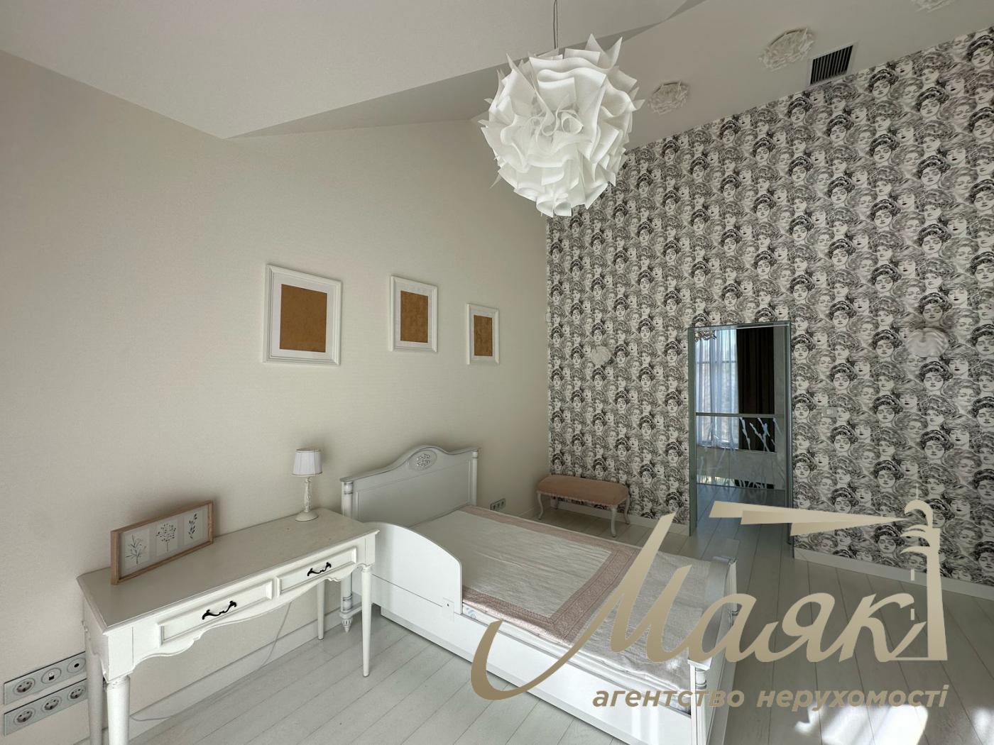 Пропонується до продажу будинок у лісовій зоні в селі Гореничі - в екологічно чистому місці серед сосен, поруч з озерами.