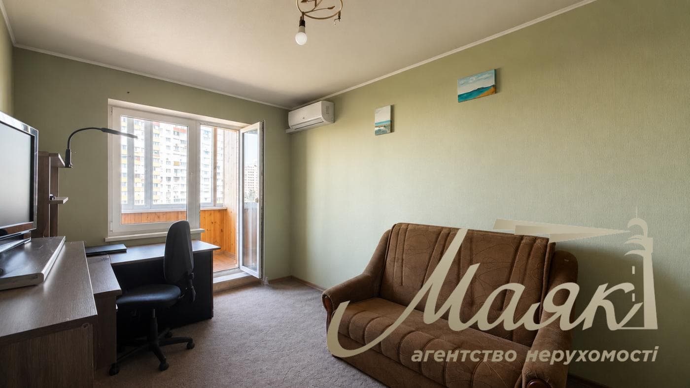 Продаж 1-кімнатної квартири площею 30,2 м² на вул. Рональда Рейгана, 11А, район Троєщина, Київ
