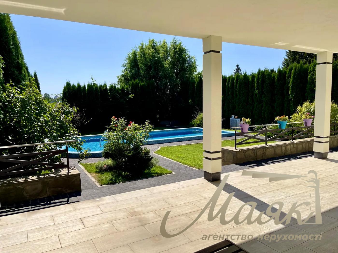 Оренда двоповерхового будинку 435 м² у с. Лісники, КМ "Зелений Гай".