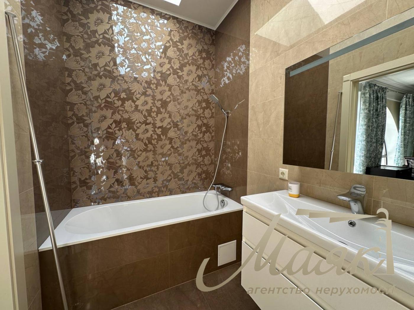 Продаж резиденції з двох будинків на 60 сотках землі на Хуторі Мриги, Голосіївський район.