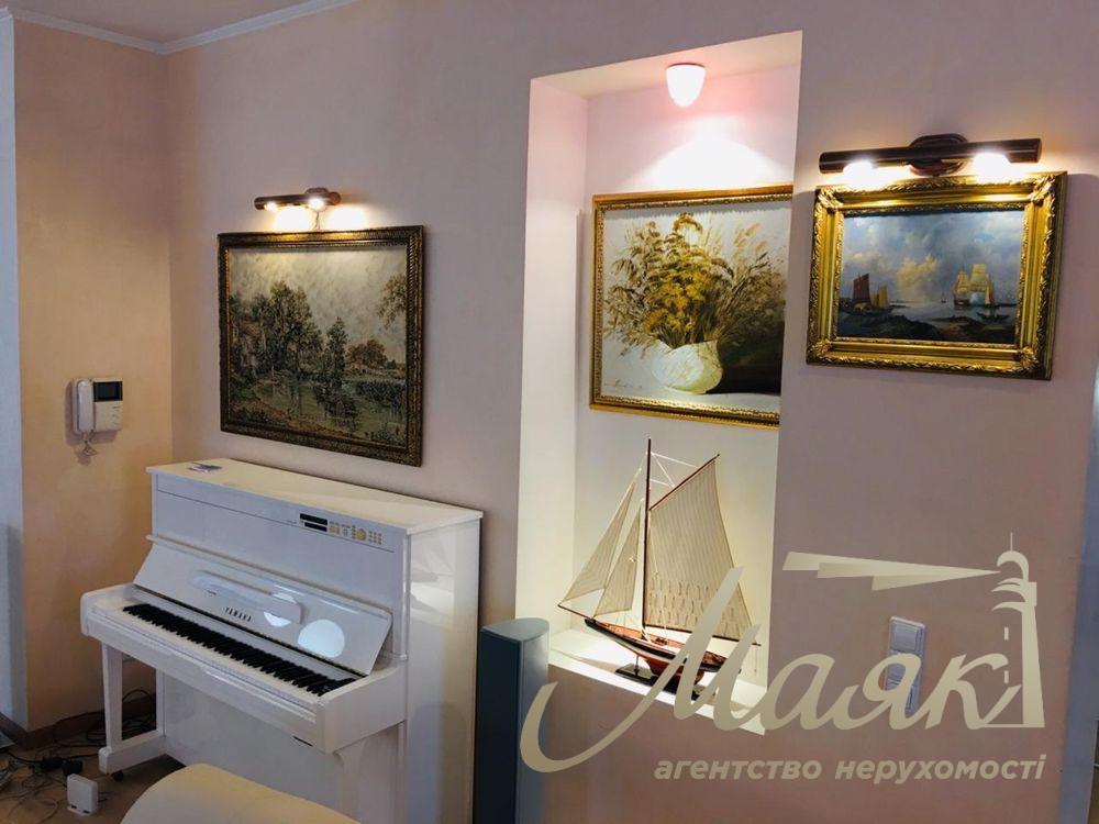 Продаж будинку з басейном у КМ "Золоті Ворота" Козин