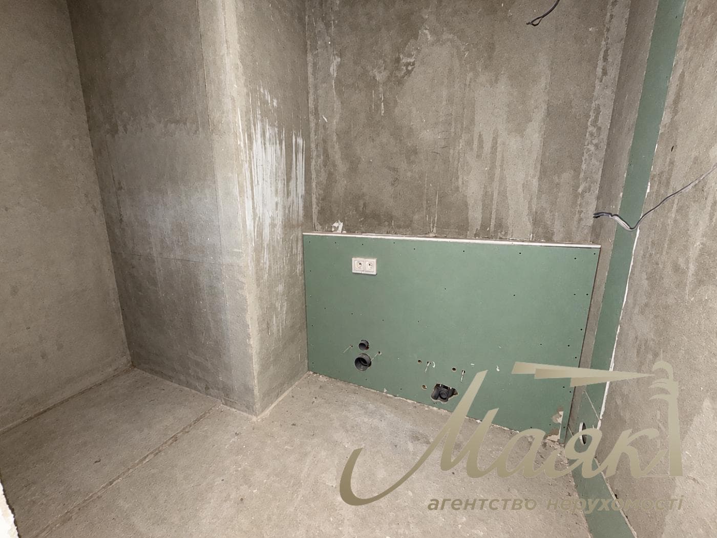 3-story house for sale, 325 m², village of Plyuty