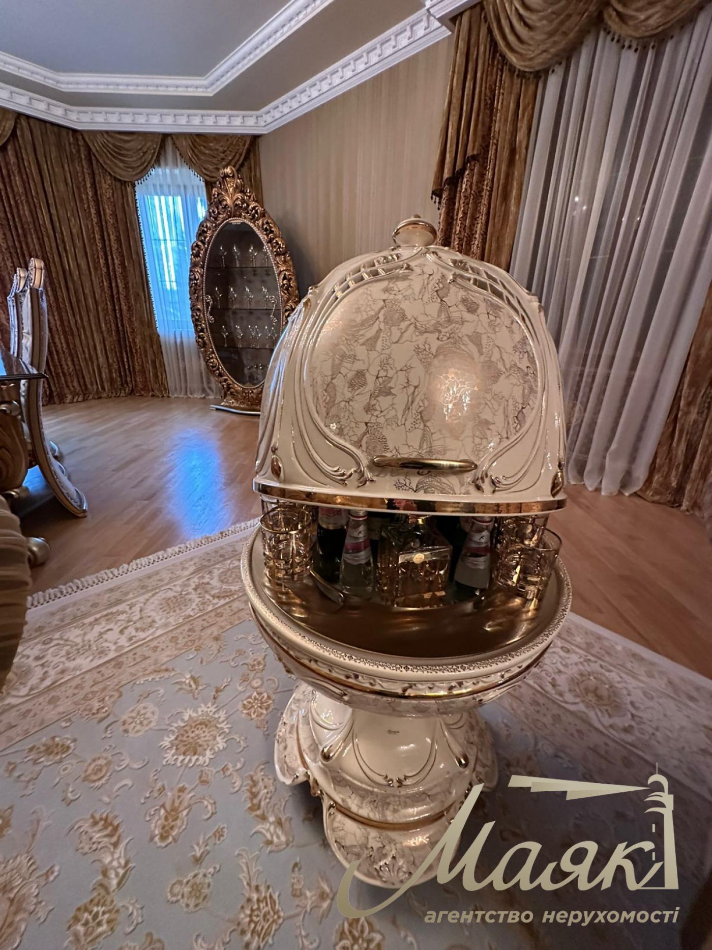 We offer for sale a luxurious house in Petropavlovska Borschagovka, Kiev, just 3 minutes from the city.