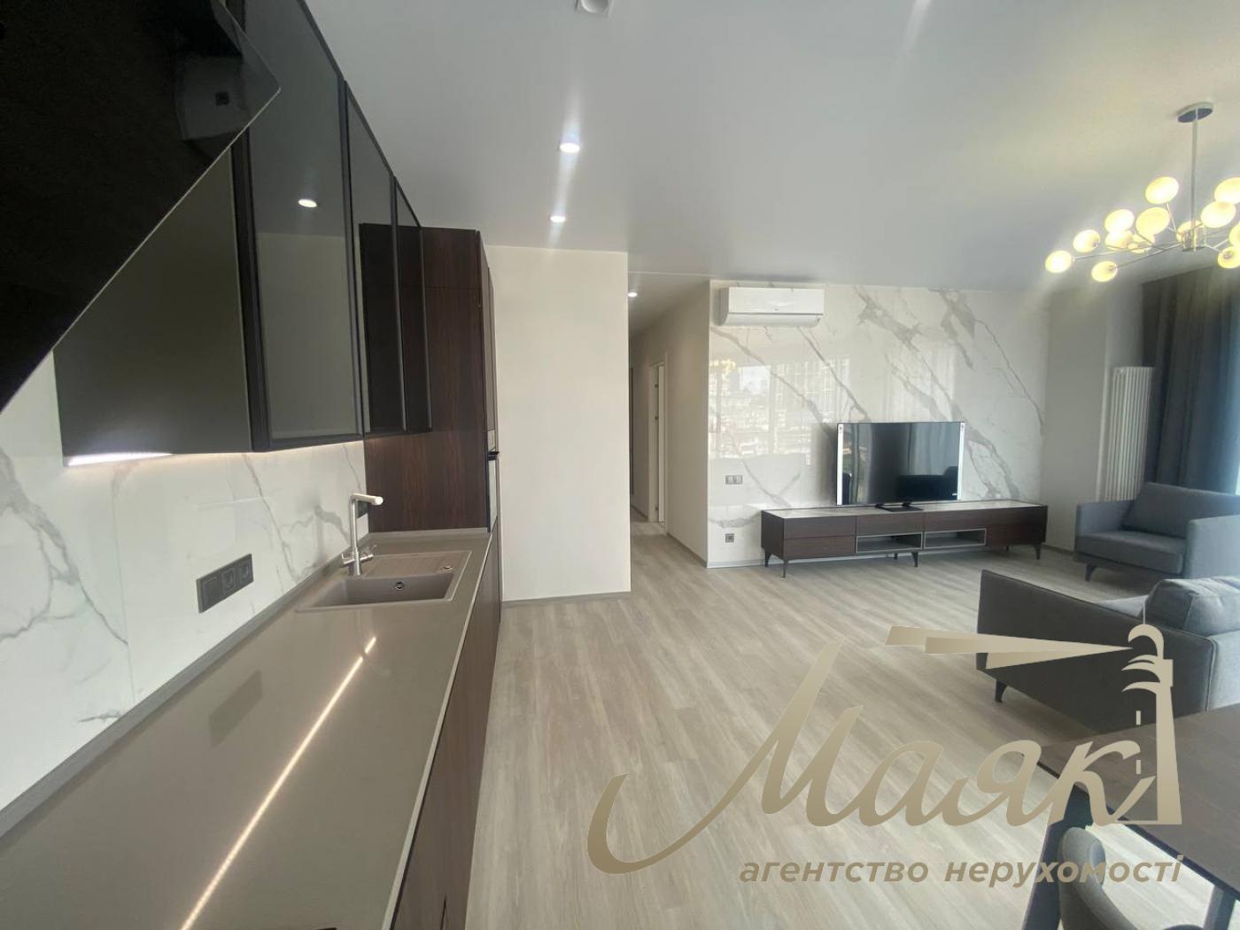 Rent of a 4-room apartment in the Atlantic residential complex at 118 Antonovycha Street, Palace of Ukraine.