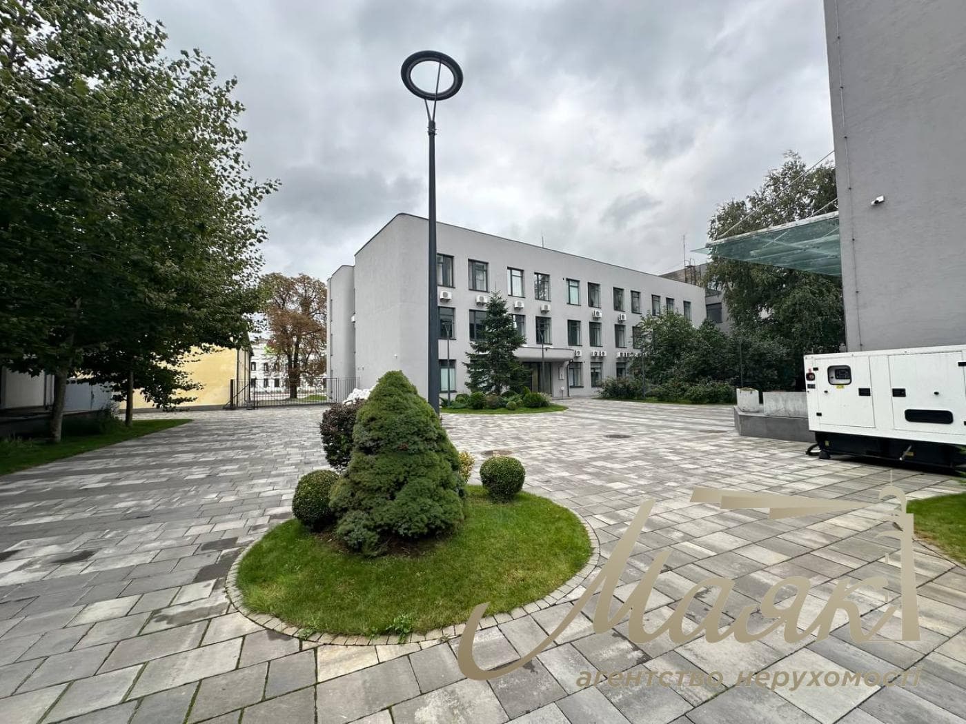 Оренда офісу площею 1 220 м² у бізнес-центрі на вул. Лаврській, Печерський район.