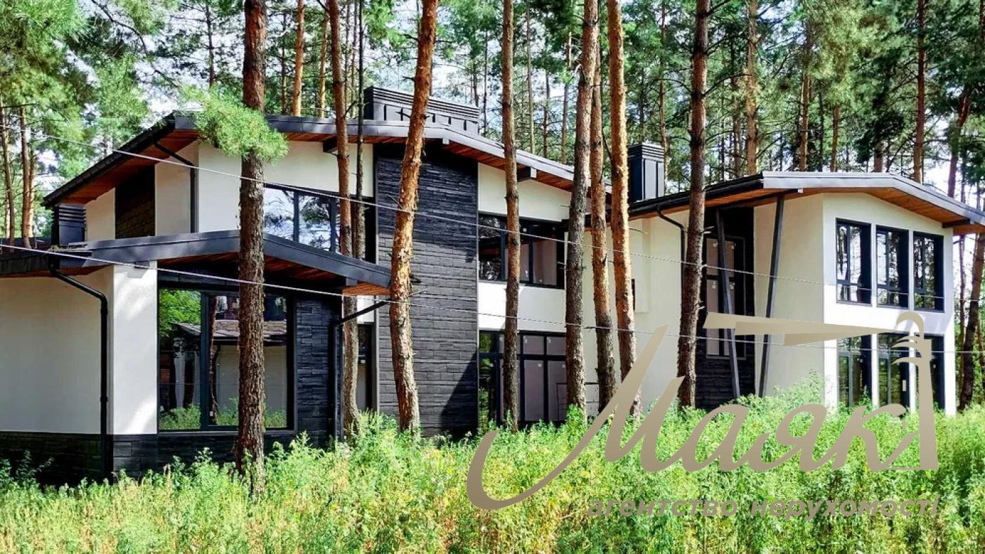 Предлагается к продаже эксклюзивный двухэтажный дом в сосновом лесу, в селе Зазимье