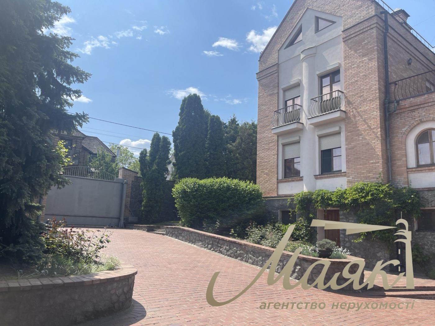 Продажа дома 800кв.м возле  Площади Шевченка