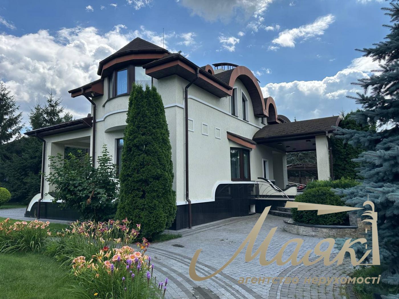 Оренда резиденції з двох будинків на 60 сотках землі в Хуторі Мриги, Голосіївський район, Київ.