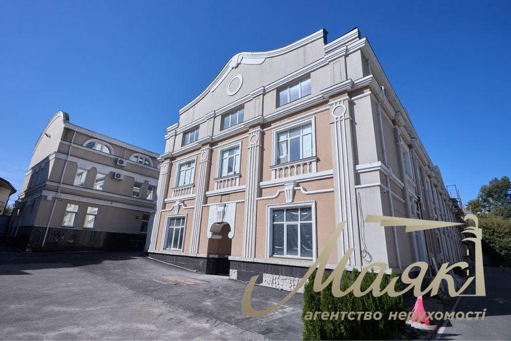 Продаж окремої будівлі площею 3 941 м⁴. Земельна ділянка площею 0,25 га. Центр Києва