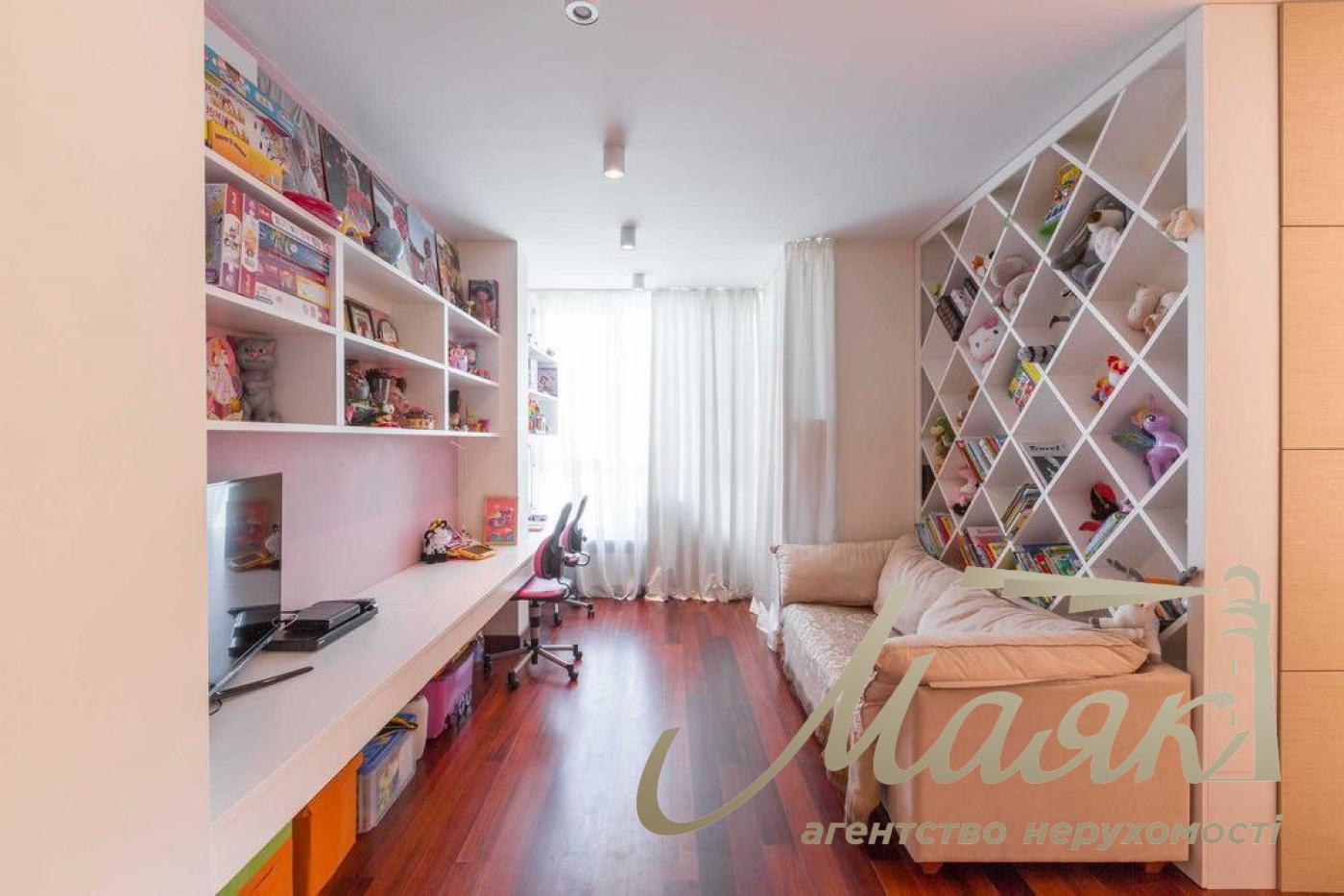 Sale of 4-room apartment, Kudryashova street 20, Vremena Goda residential complex, Solomensky district!