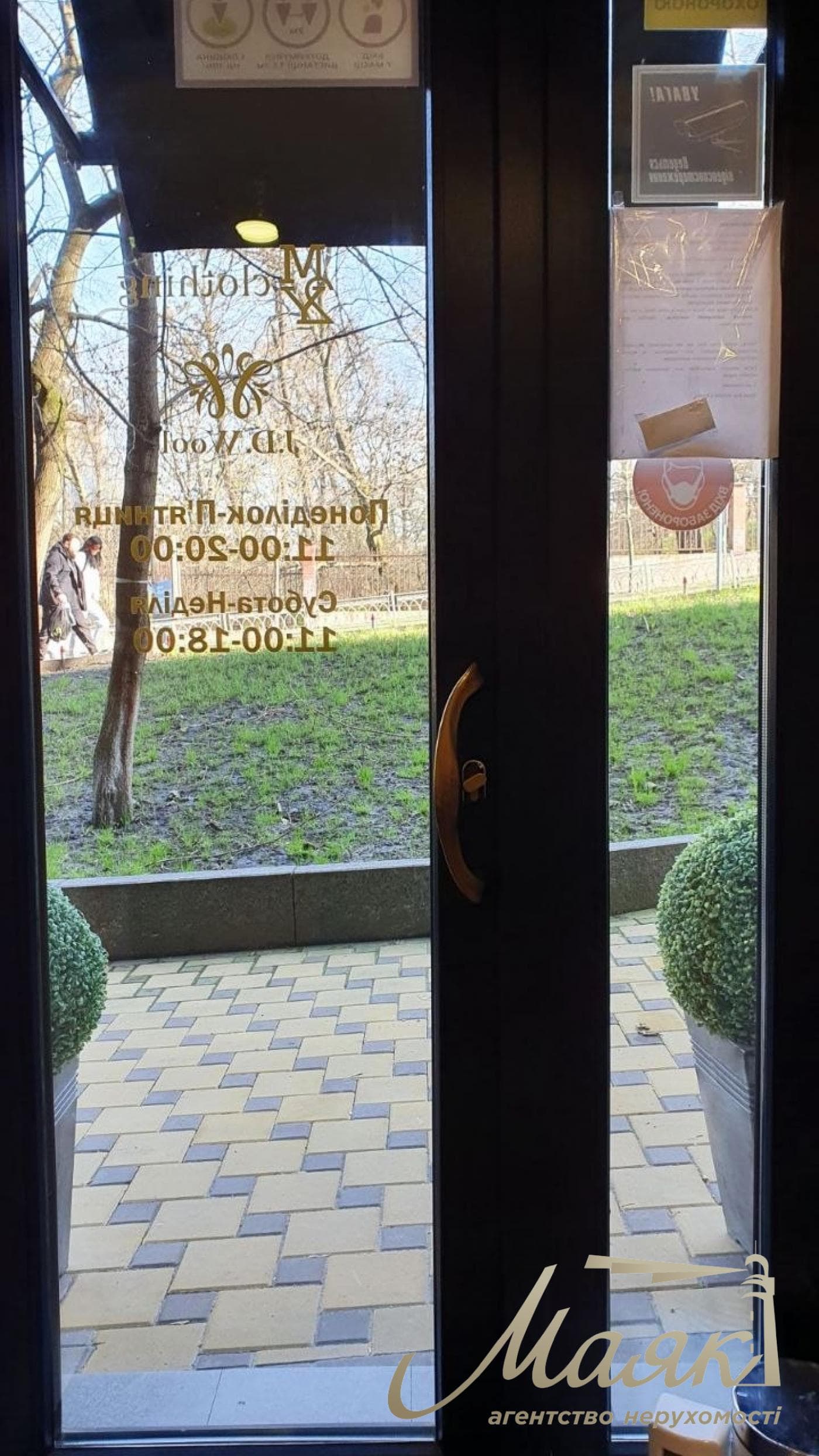 63 square meters of street-front space for rent on Pavlo Skoropadskyi Street (Lva Tolstogo Street), Downtown,