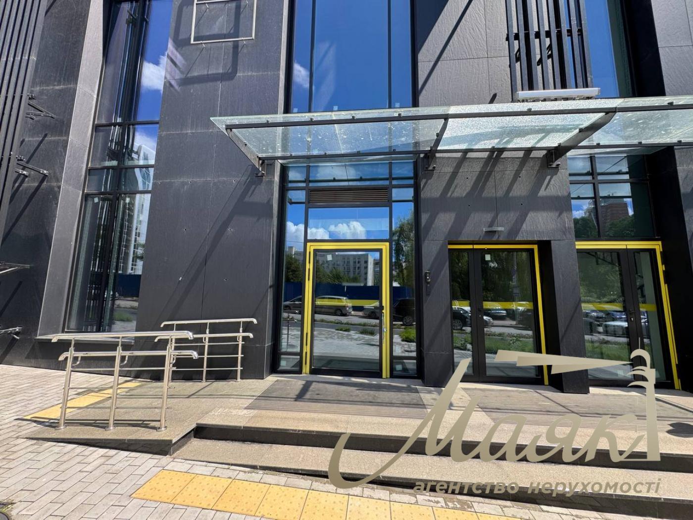 Оренда фасадного приміщення 155м2 у ЖК TRIIINITY, вул. Барбюса Анрі