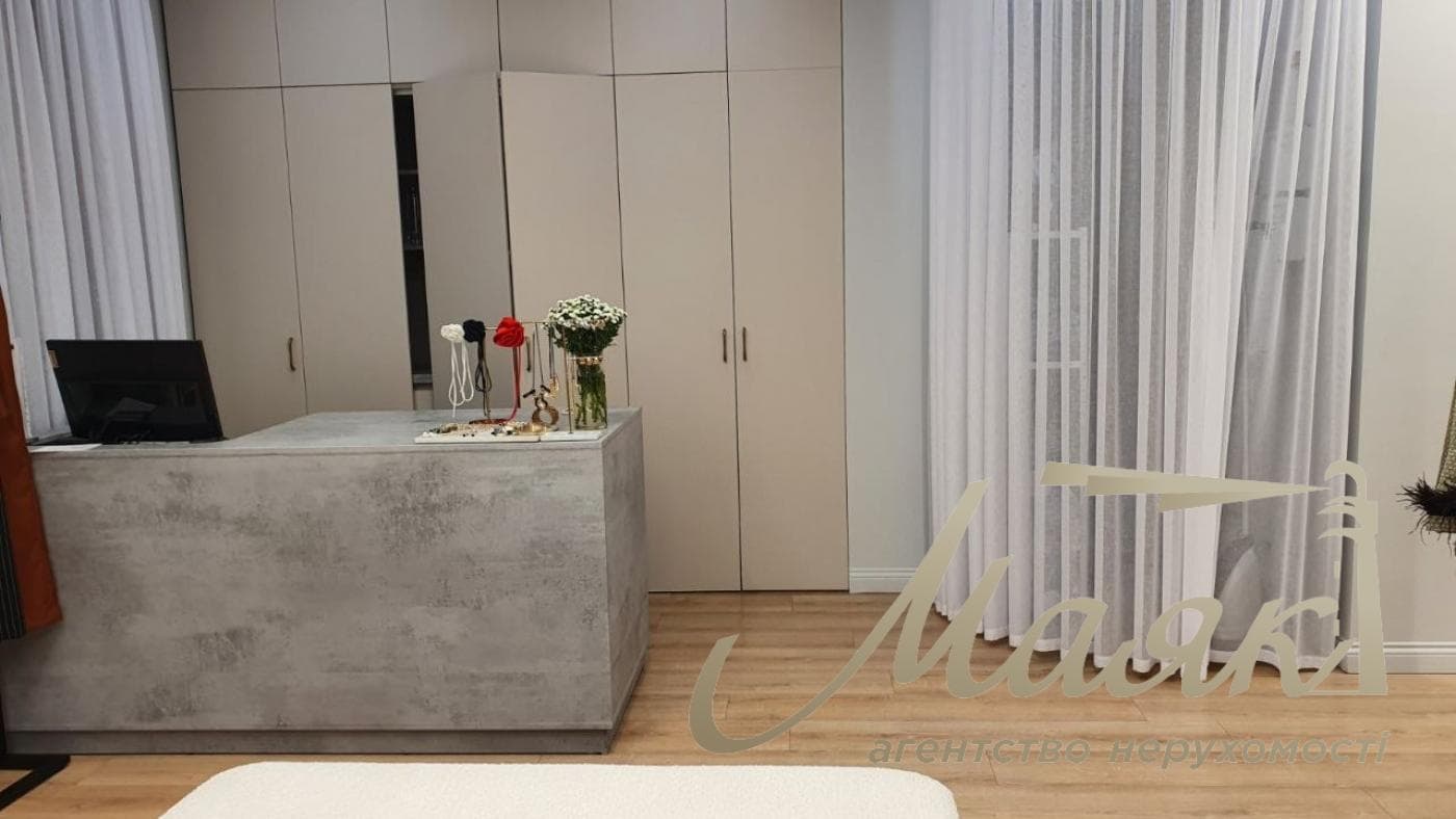 63 square meters of street-front space for rent on Pavlo Skoropadskyi Street (Lva Tolstogo Street), Downtown,