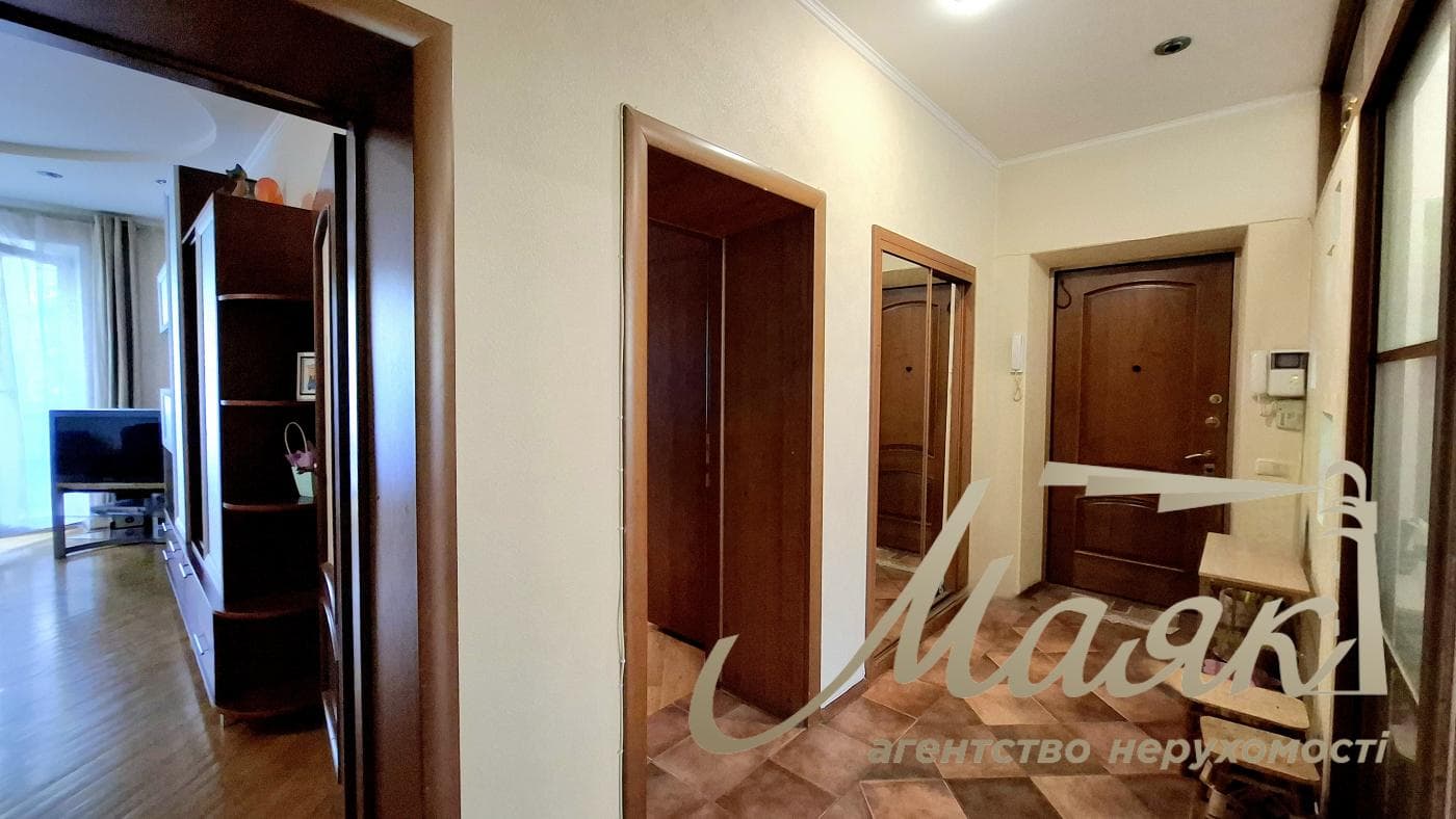 Rent a renovated 3-bedroom apartment in Kyiv, Right Bank, Solomyanskyi District, 40 Lypkivskoho St., Vokzalna Metro Station