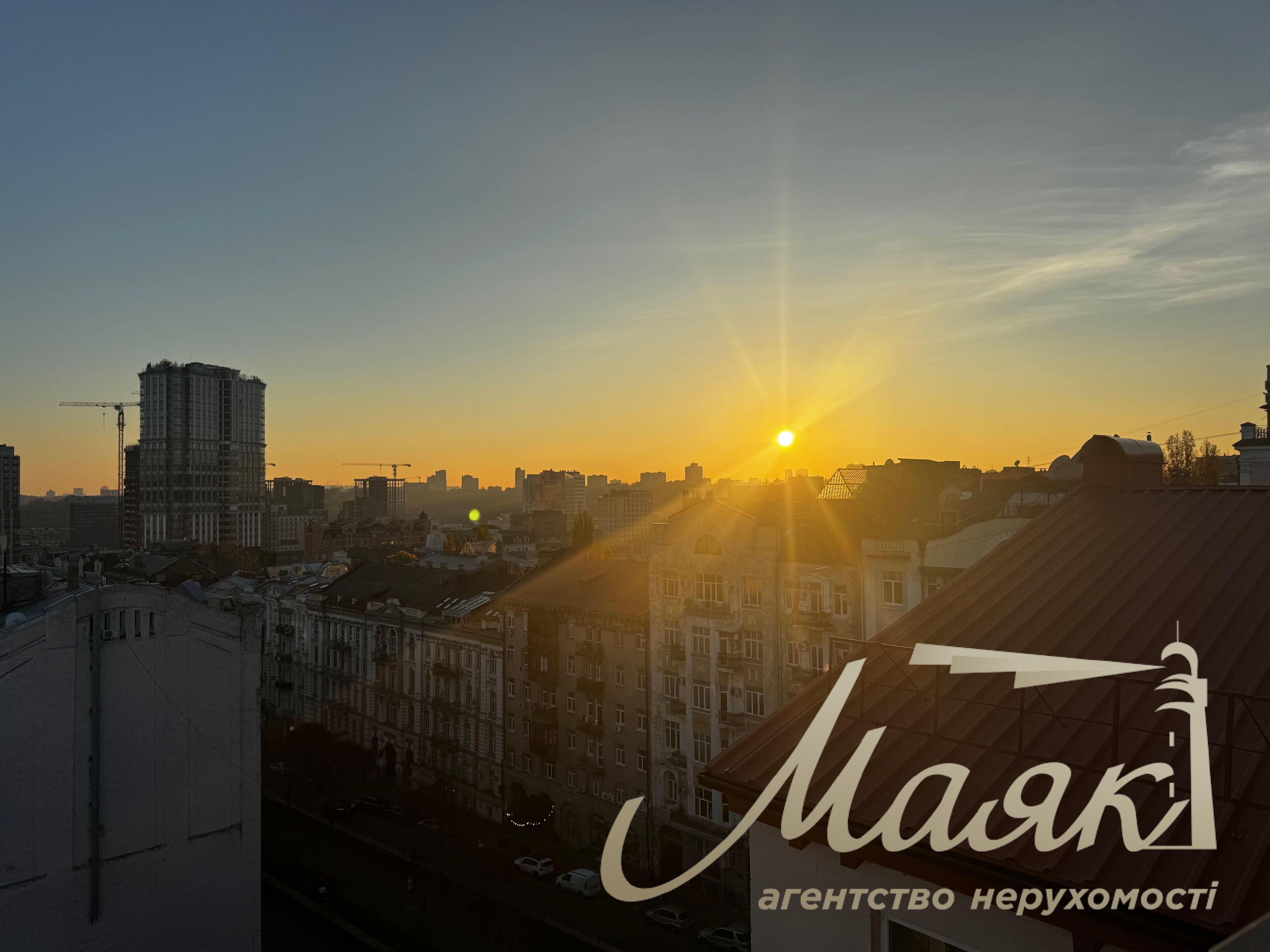 For sale penthouse with a terrace and a panorama of the center of Kiev, address: Antonovycha street 3A, area: 184 m² Pecherskiy district.