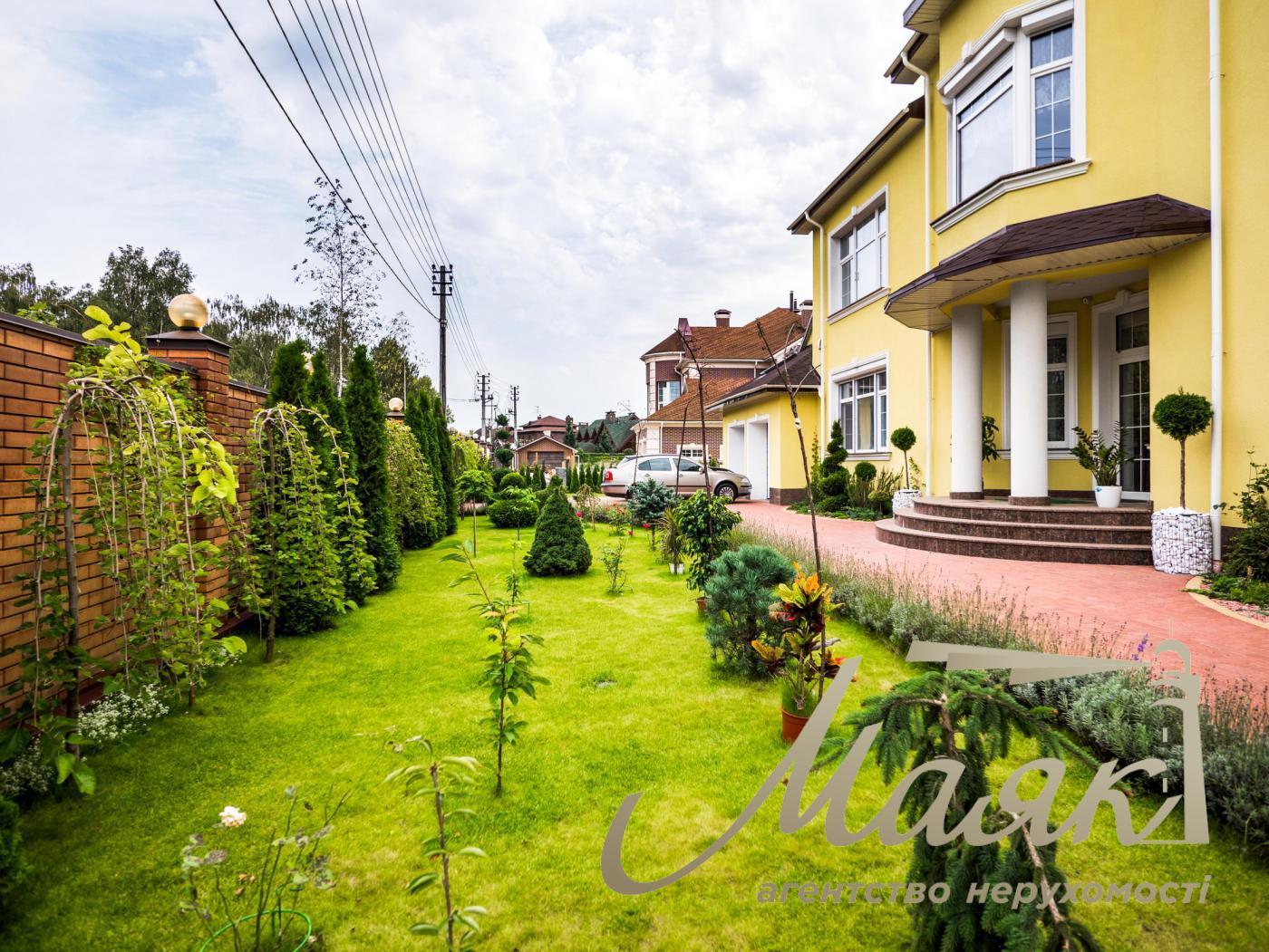 Rent of 3-storey house (840m2) s.Kozin