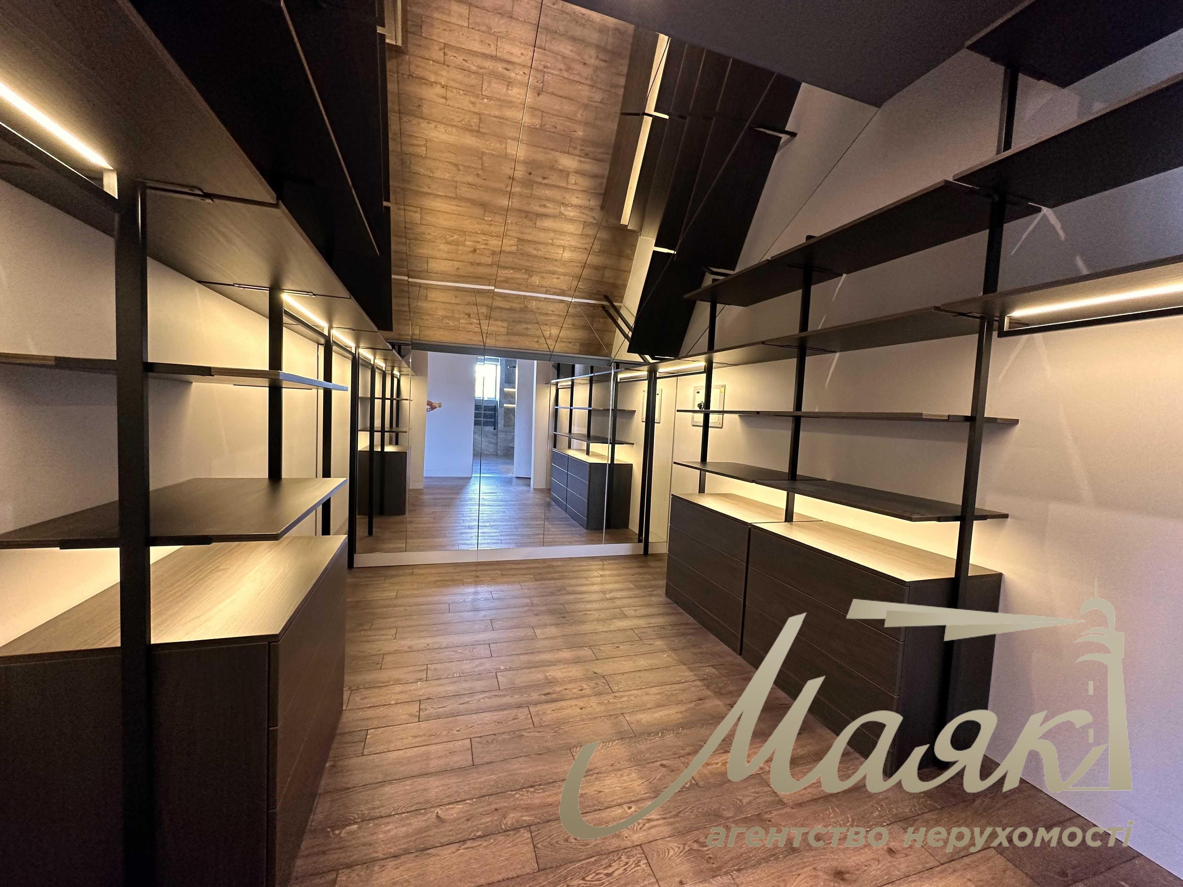 House for sale with designer renovation 356m2 in Ivankovichi