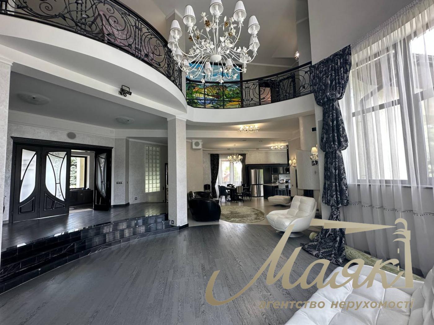 Продаж резиденції з двох будинків на 60 сотках землі на Хуторі Мриги, Голосіївський район.