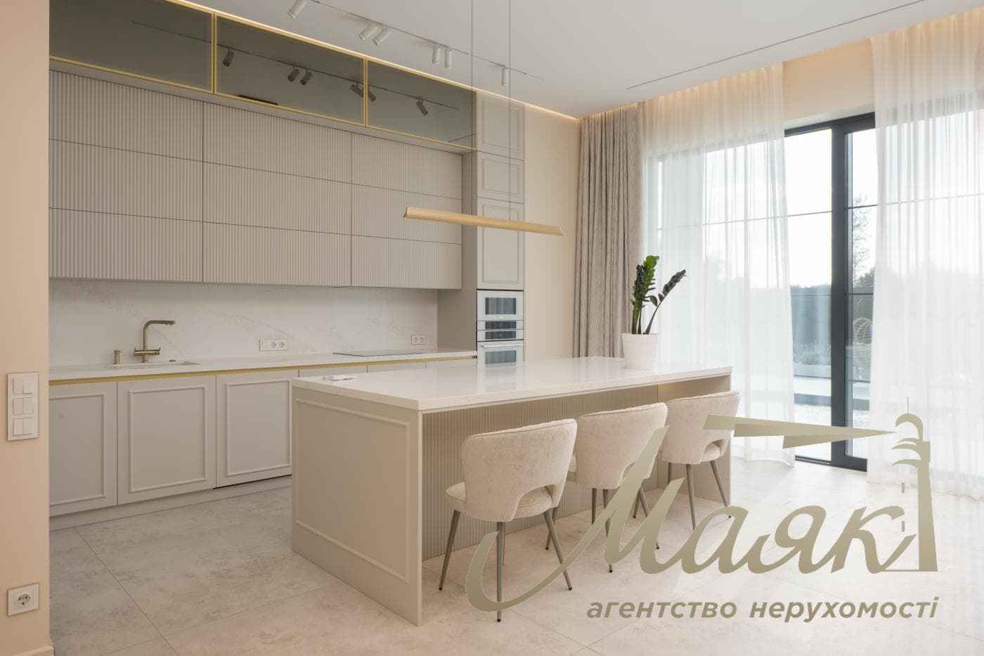 Продаж будинку площею 450 м² з басейном та гостьовим будинком у житловому комплексі «Хутір Ясний», Лесники